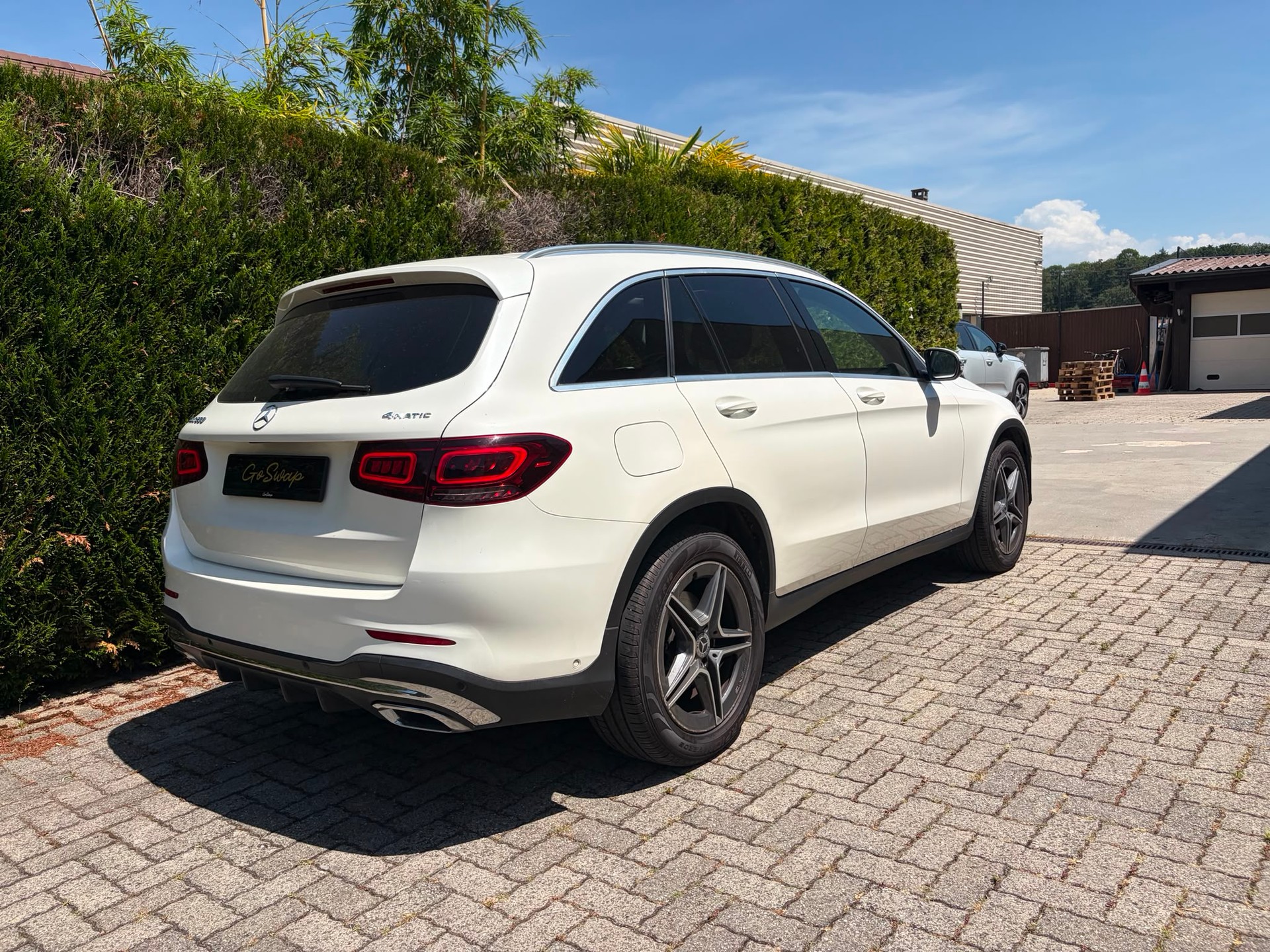 MERCEDES-BENZ GLC 200 AMG Line 4Matic 9G-Tronic-image-3