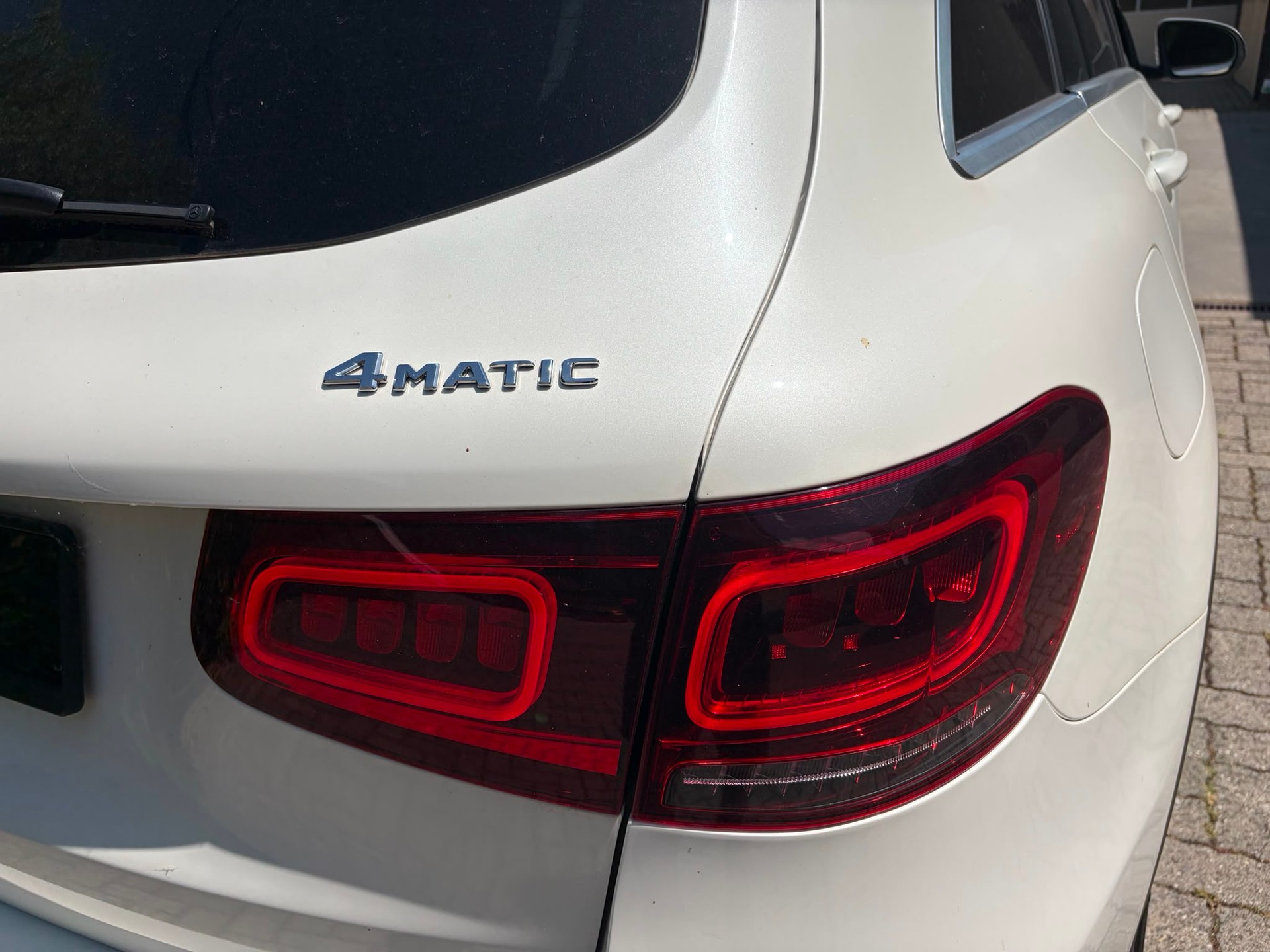 MERCEDES-BENZ GLC 200 AMG Line 4Matic 9G-Tronic-image-4