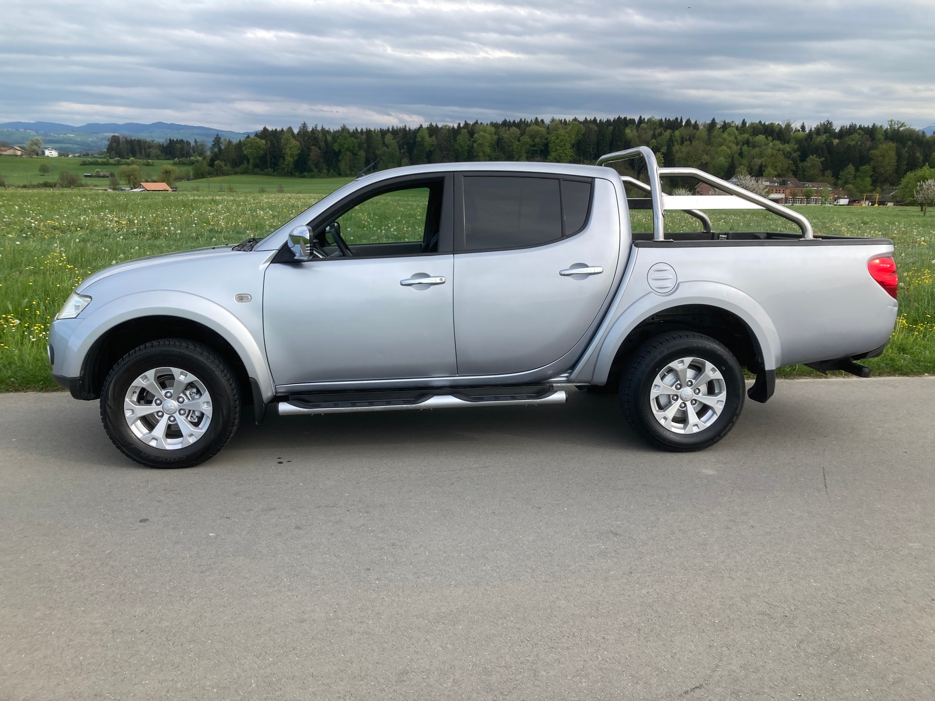 MITSUBISHI L 200 2.5 DID HP Jubilé 35 Double Cab mit Anhängerkupplung-image-4