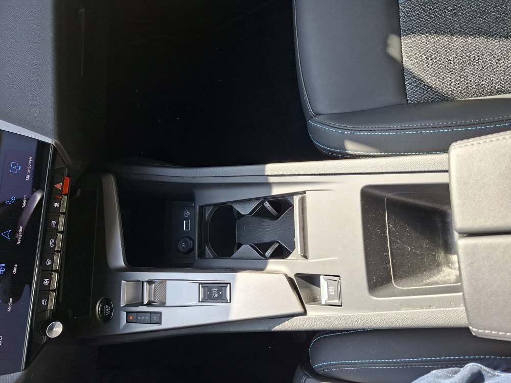 PEUGEOT 408 1.2 Hybrid Allure-image-15