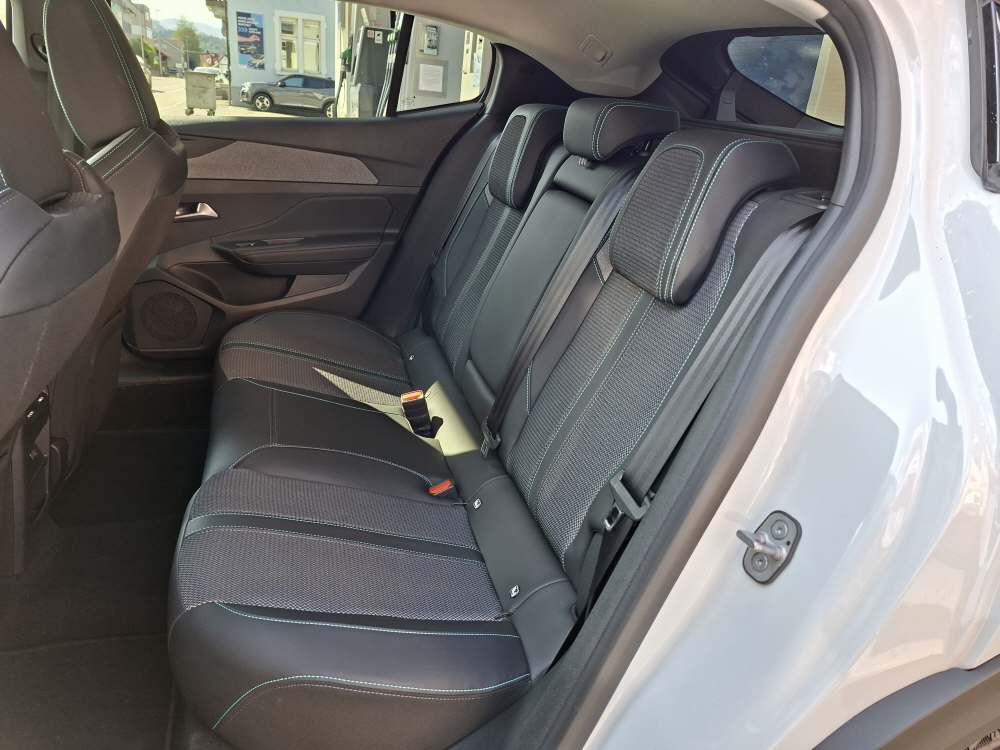PEUGEOT 408 1.2 Hybrid Allure-image-7