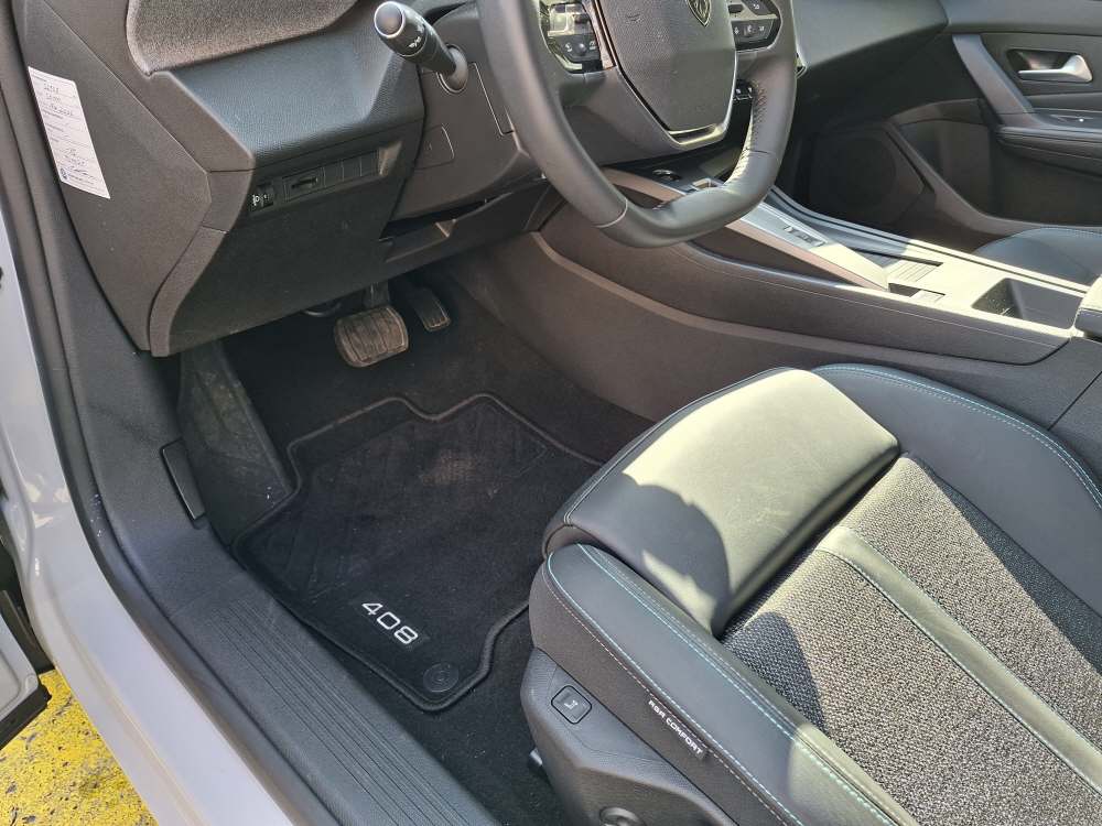 PEUGEOT 408 1.2 Hybrid Allure-image-9