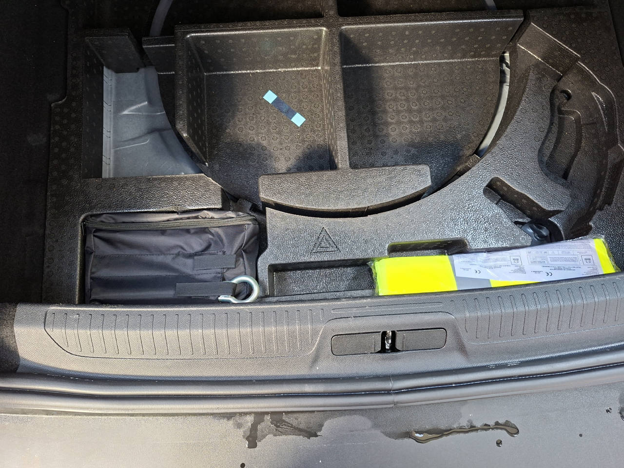 PEUGEOT 408 1.2 Hybrid Allure-image-17
