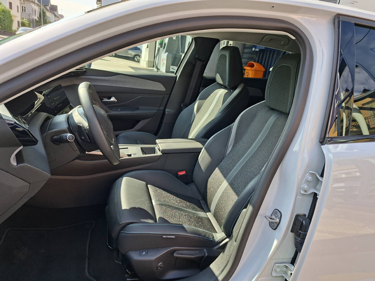PEUGEOT 408 1.2 Hybrid Allure-image-6