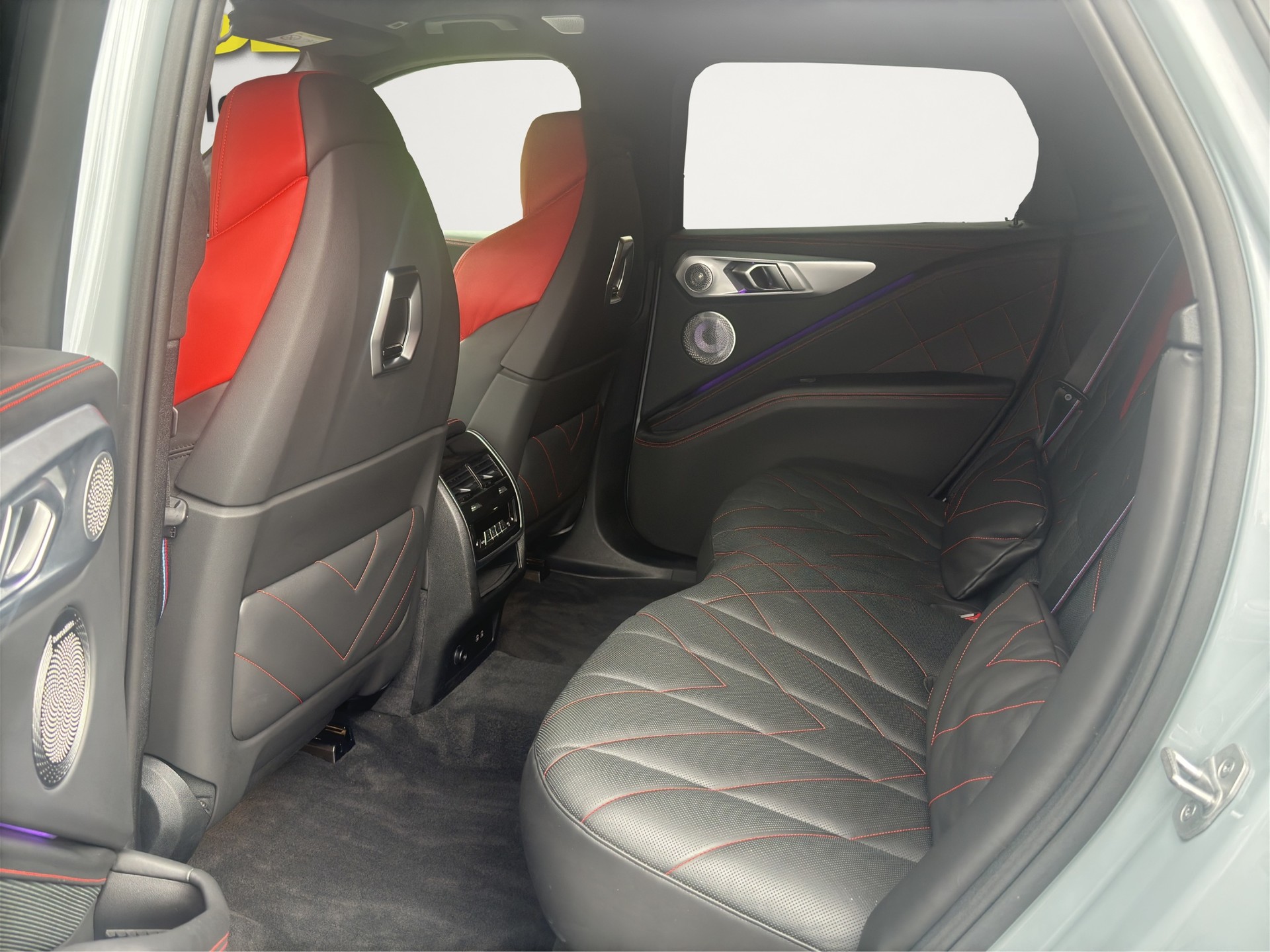 BMW XM xDrive PHEV Label (CH) INDIVIDUAL M Driver's Package-image-13