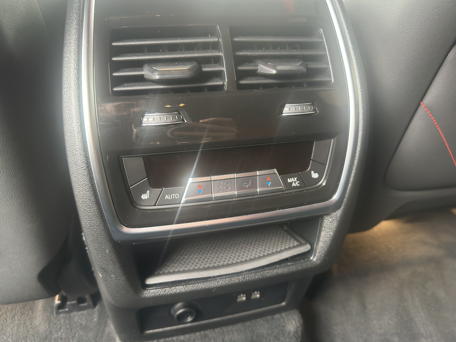 BMW XM xDrive PHEV Label (CH) INDIVIDUAL M Driver's Package-image-24