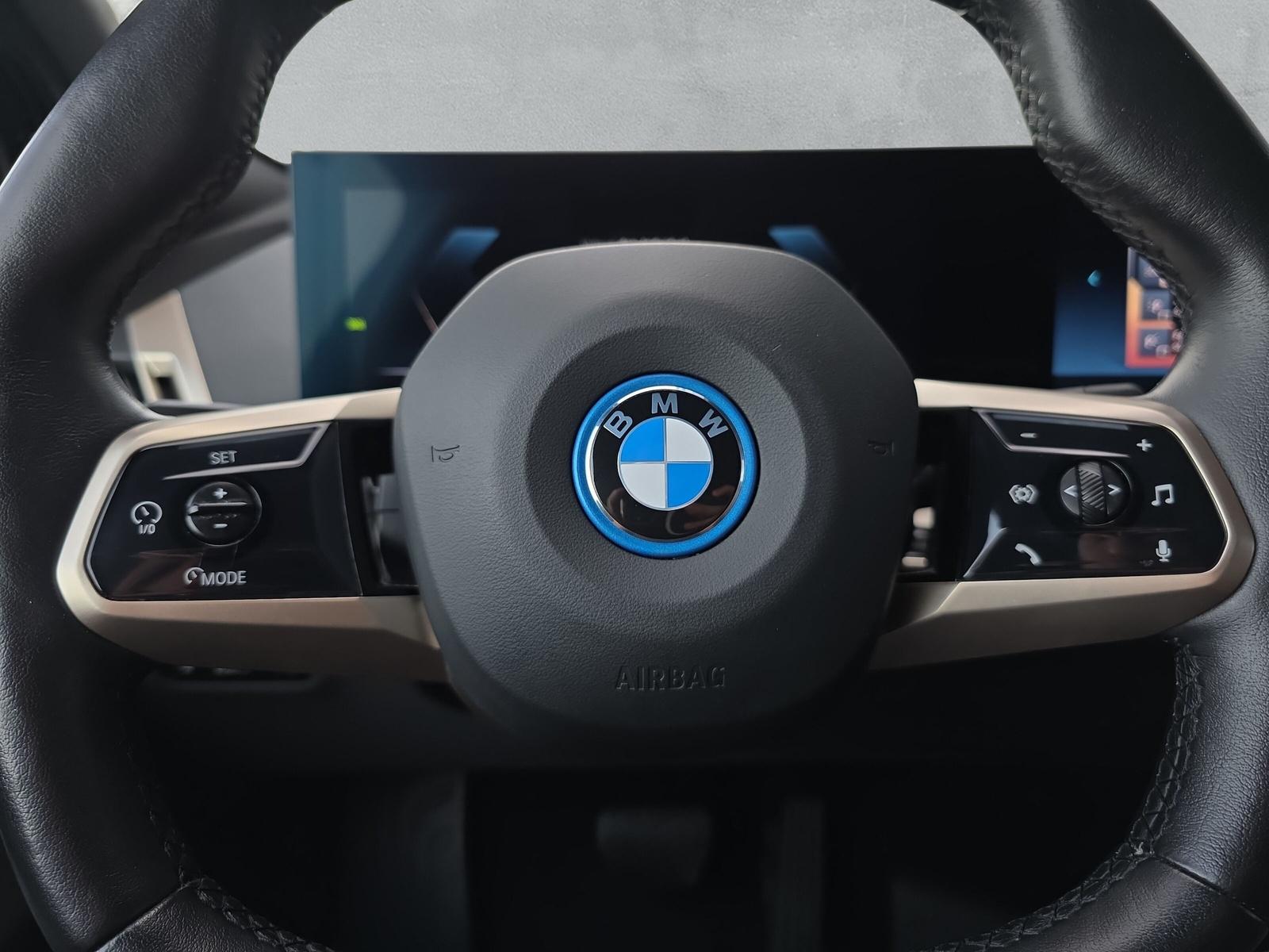 BMW iX xDrive40 M Sport i20 (CH) AHK 2.5T ** Action de Leasing à 0.9% **-image-23