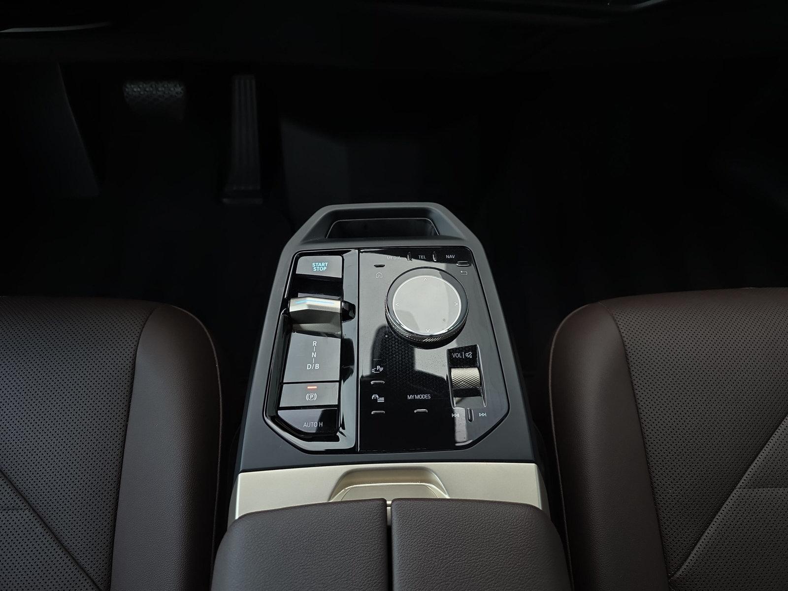 BMW iX xDrive40 M Sport i20 (CH) AHK 2.5T ** Action de Leasing à 0.9% **-image-28
