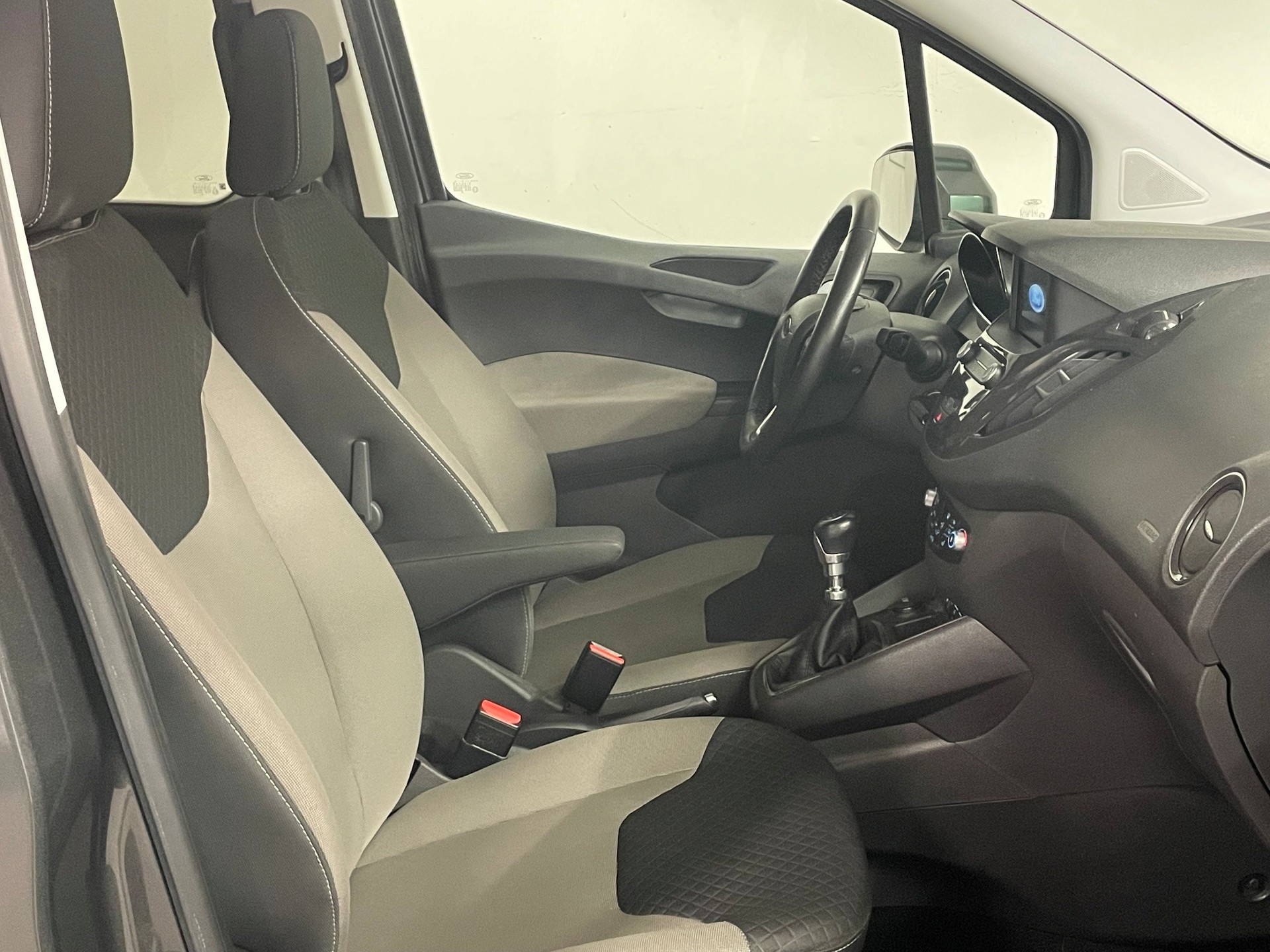 FORD Tourneo Courier 1.0 SCTi Titanium-image-11