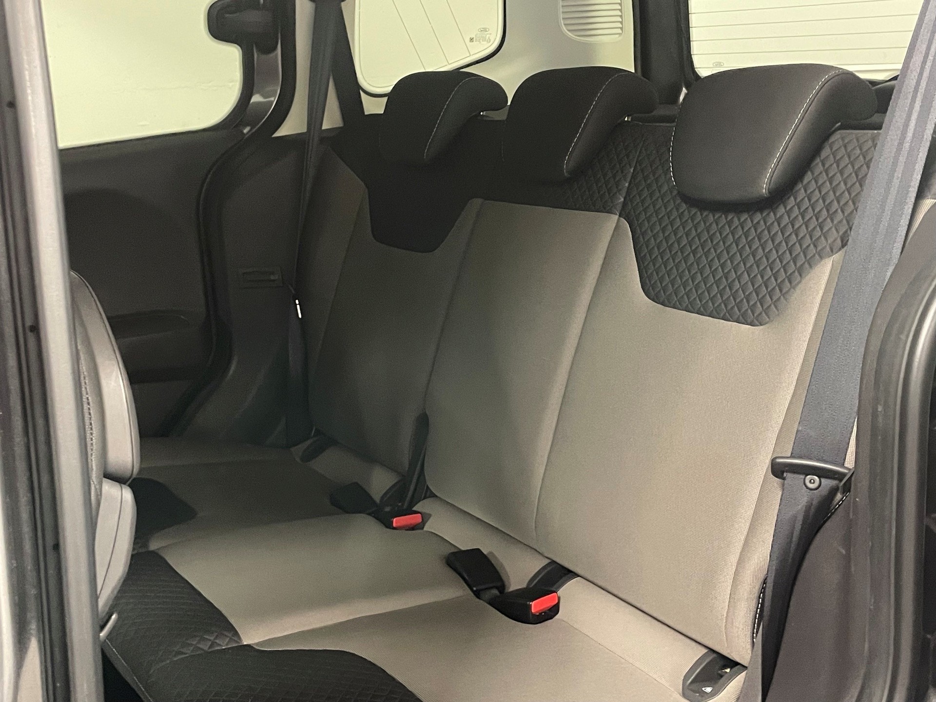 FORD Tourneo Courier 1.0 SCTi Titanium-image-13