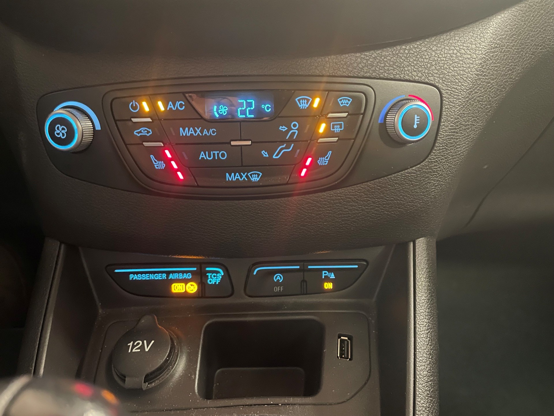 FORD Tourneo Courier 1.0 SCTi Titanium-image-10
