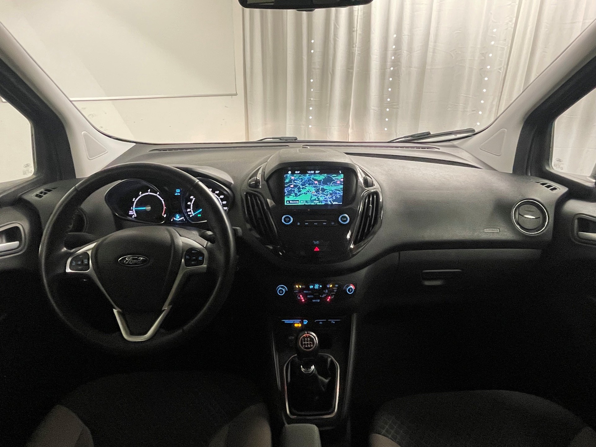 FORD Tourneo Courier 1.0 SCTi Titanium-image-6