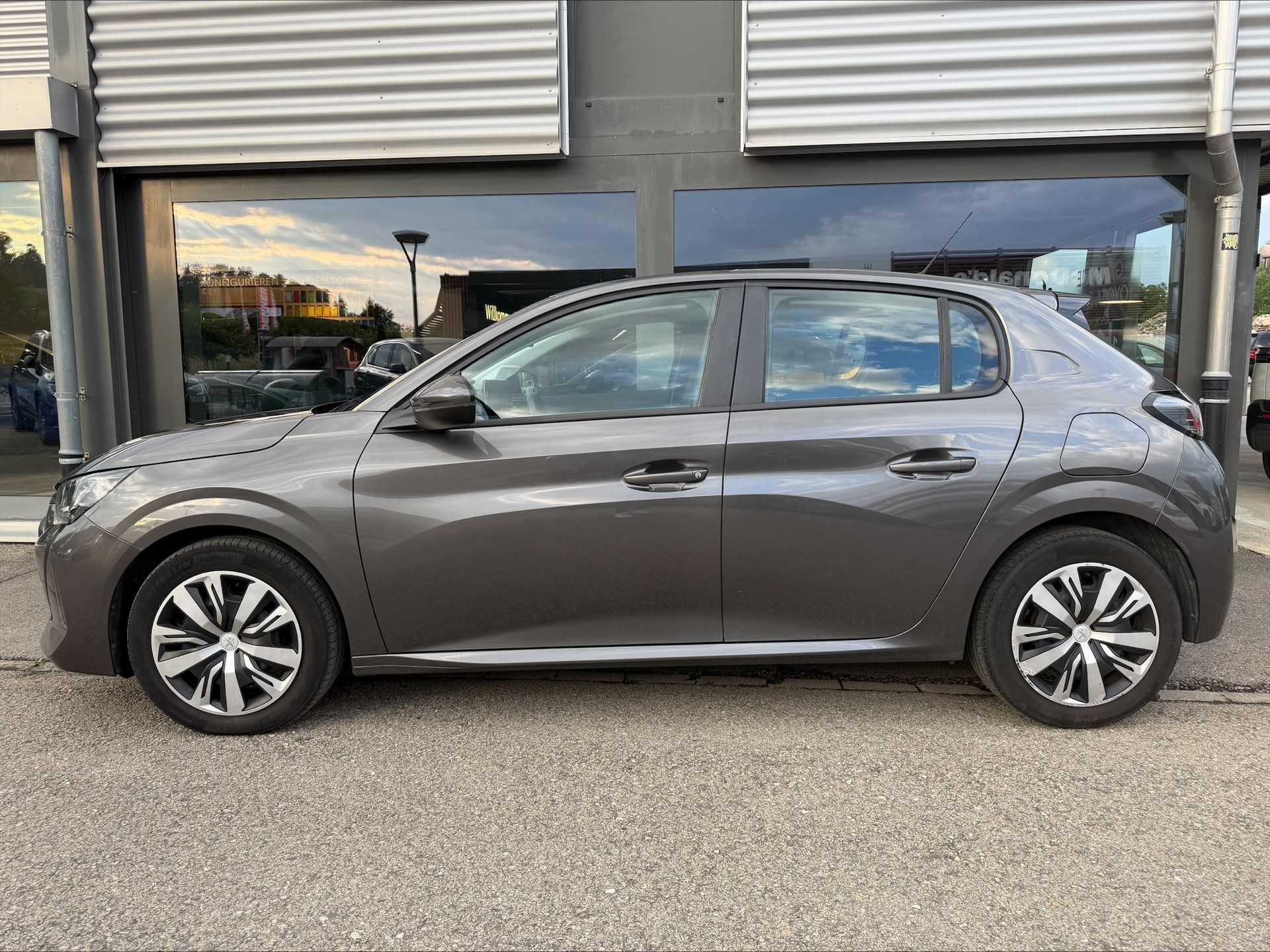 PEUGEOT 208 1.2 PureTech Active-image-1