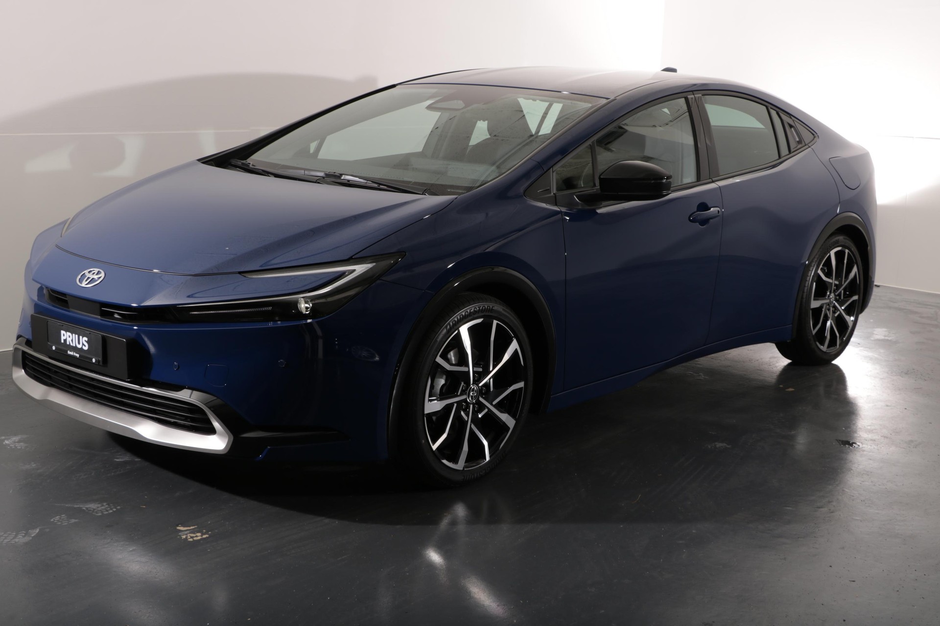 TOYOTA Prius 2.0 Plug-In-Hybrid Style-showroom-element-1