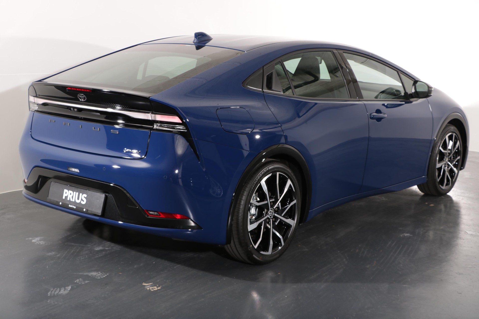 TOYOTA Prius 2.0 Plug-In-Hybrid Style-image-12