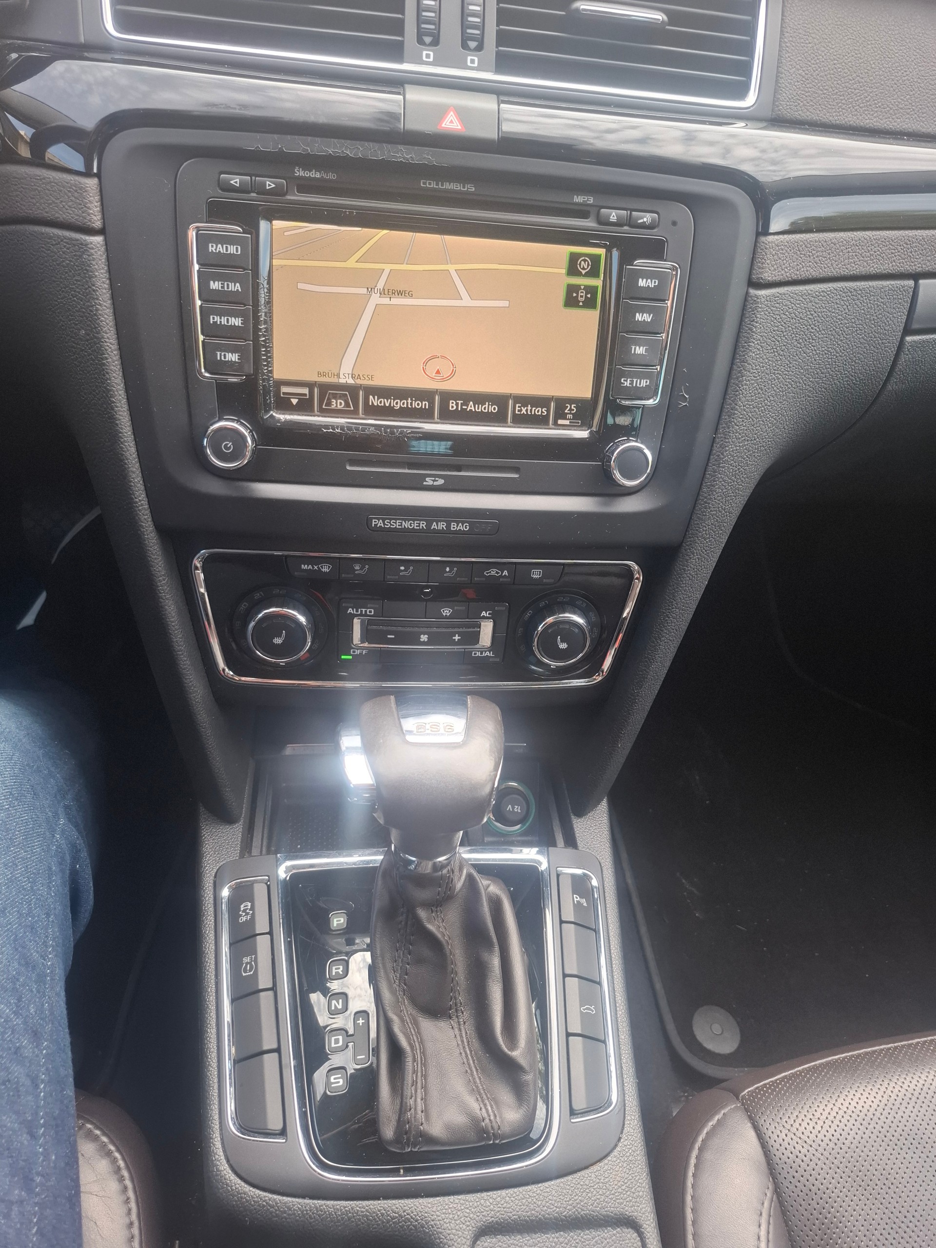 SKODA Superb Combi 2.0 TDi Elegance DSG-image-9