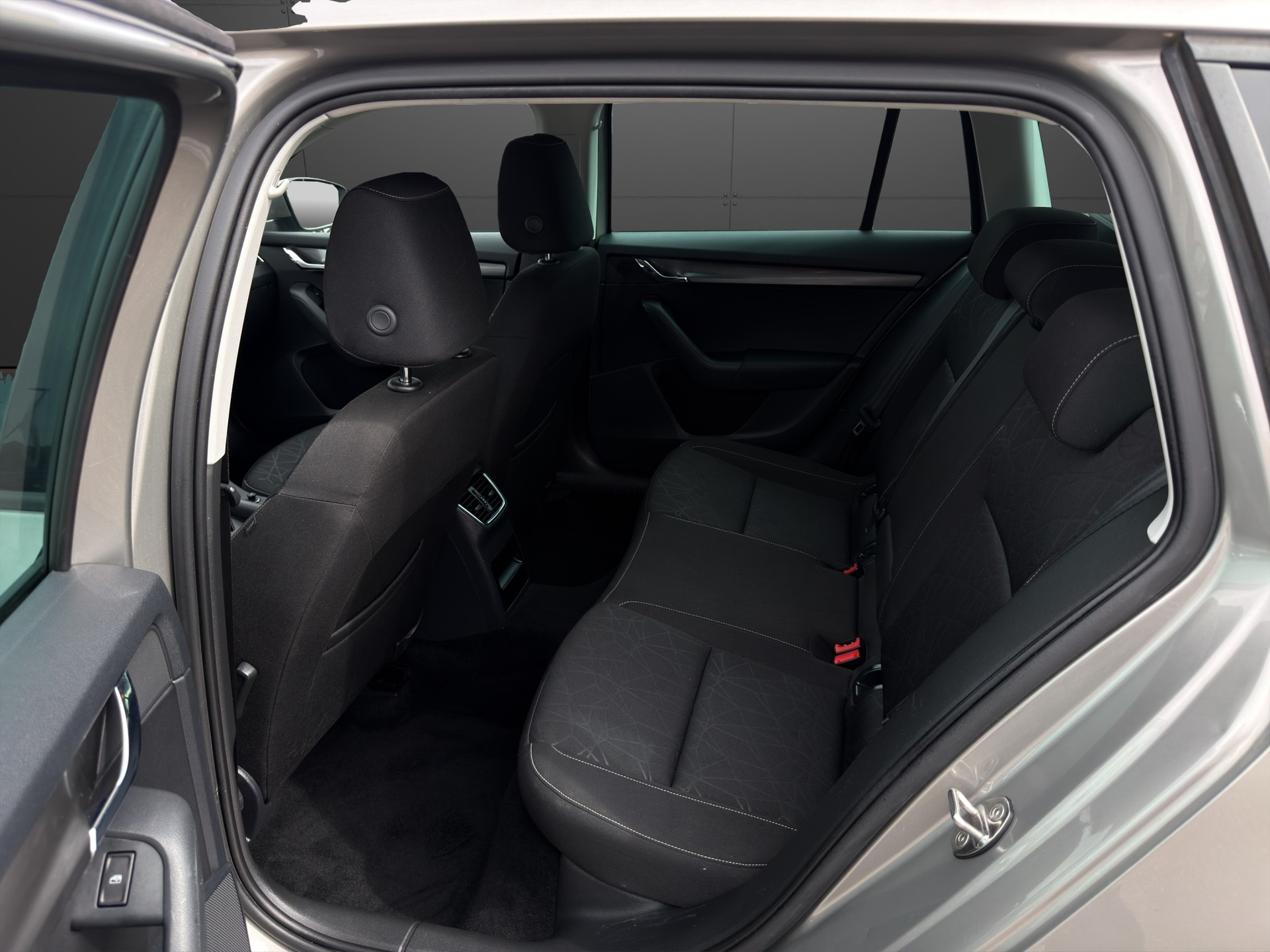 SKODA Octavia Combi 1.8 TSI Clever 4x4 DSG-image-23