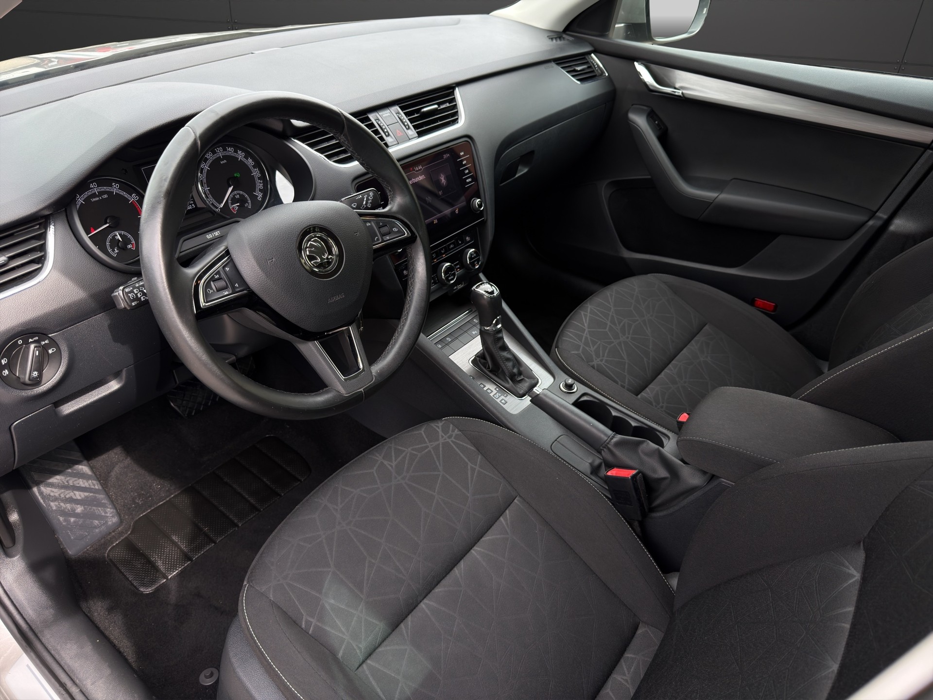 SKODA Octavia Combi 1.8 TSI Clever 4x4 DSG-image-9