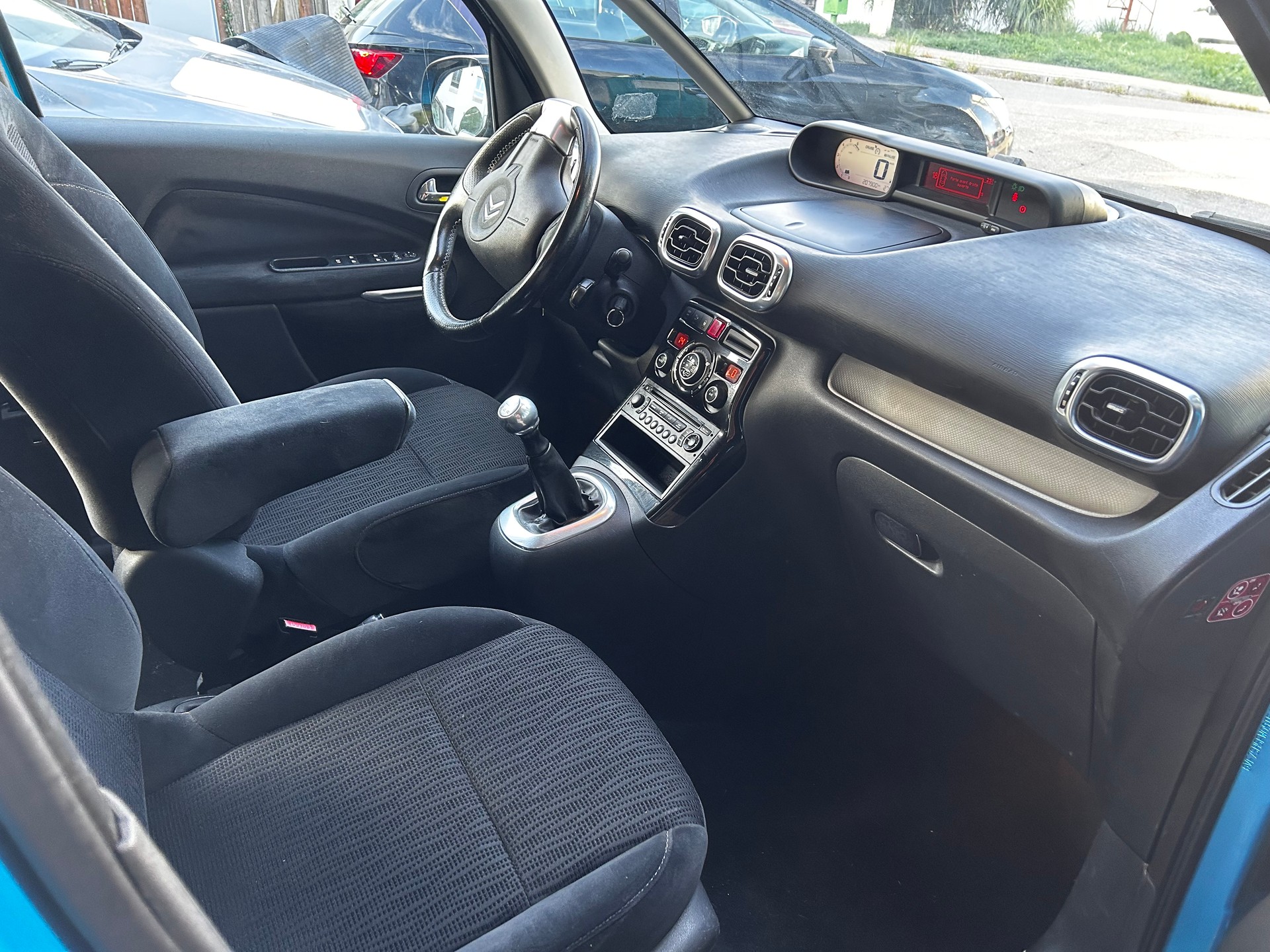 CITROEN C3 Picasso 1.6i 16V Chic (SX)-image-9