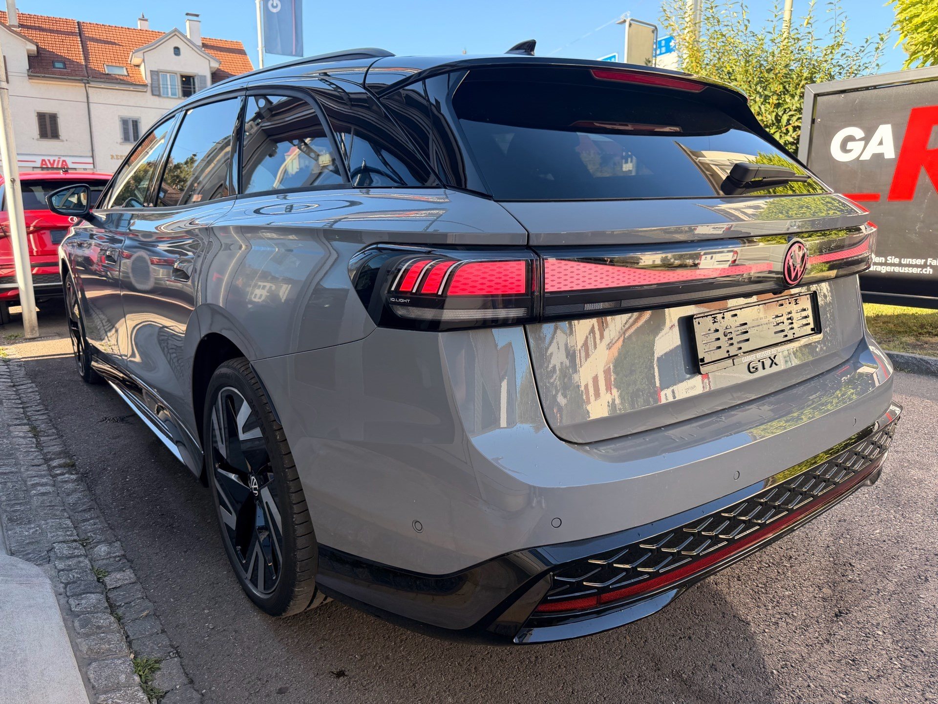VW ID.7 TOURER GTX 340 PS 4MOTION *** VOLLAUSSTATTUG IN MONDSTEINGRAU ***-image-5
