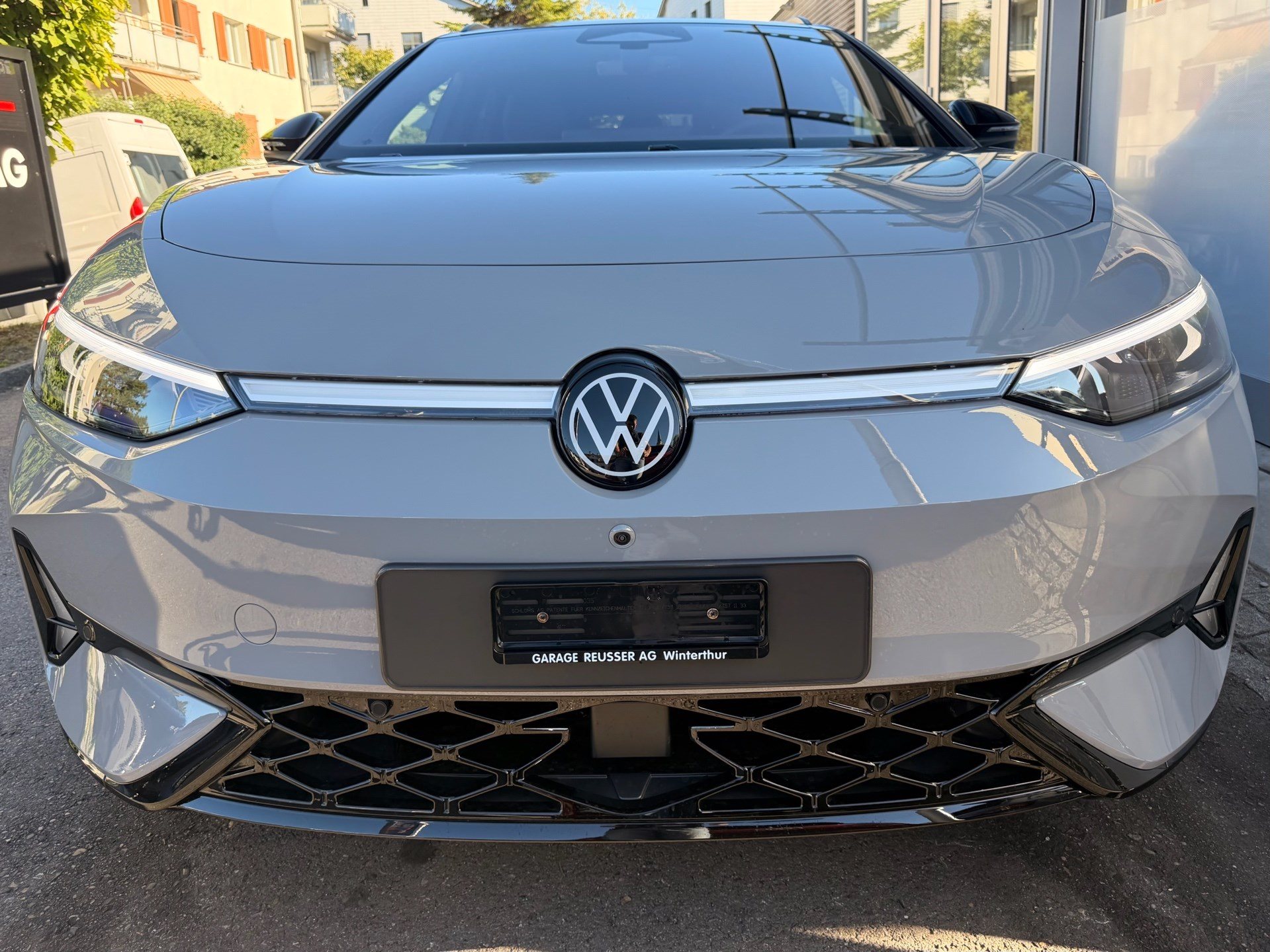 VW ID.7 TOURER GTX 340 PS 4MOTION *** VOLLAUSSTATTUG IN MONDSTEINGRAU ***-image-1