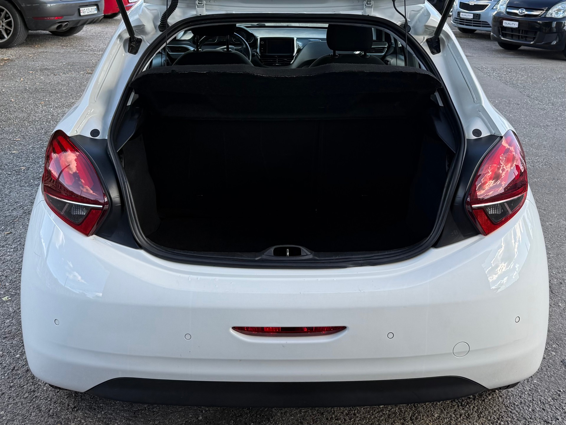 PEUGEOT 208 1.2 PureTech Style-image-8
