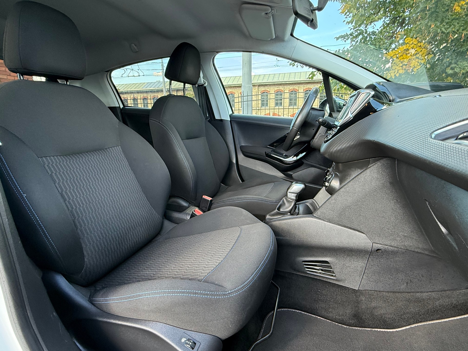 PEUGEOT 208 1.2 PureTech Style-image-12