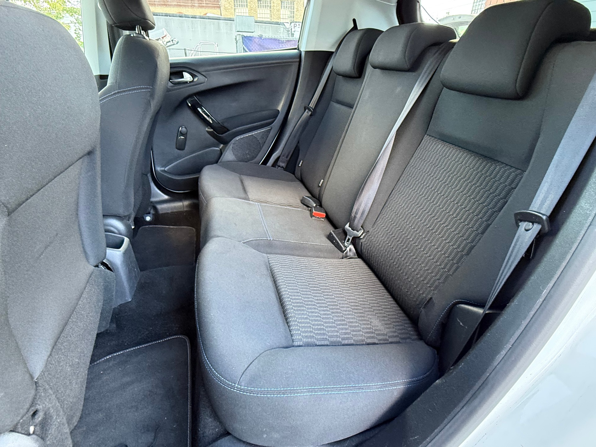 PEUGEOT 208 1.2 PureTech Style-image-13