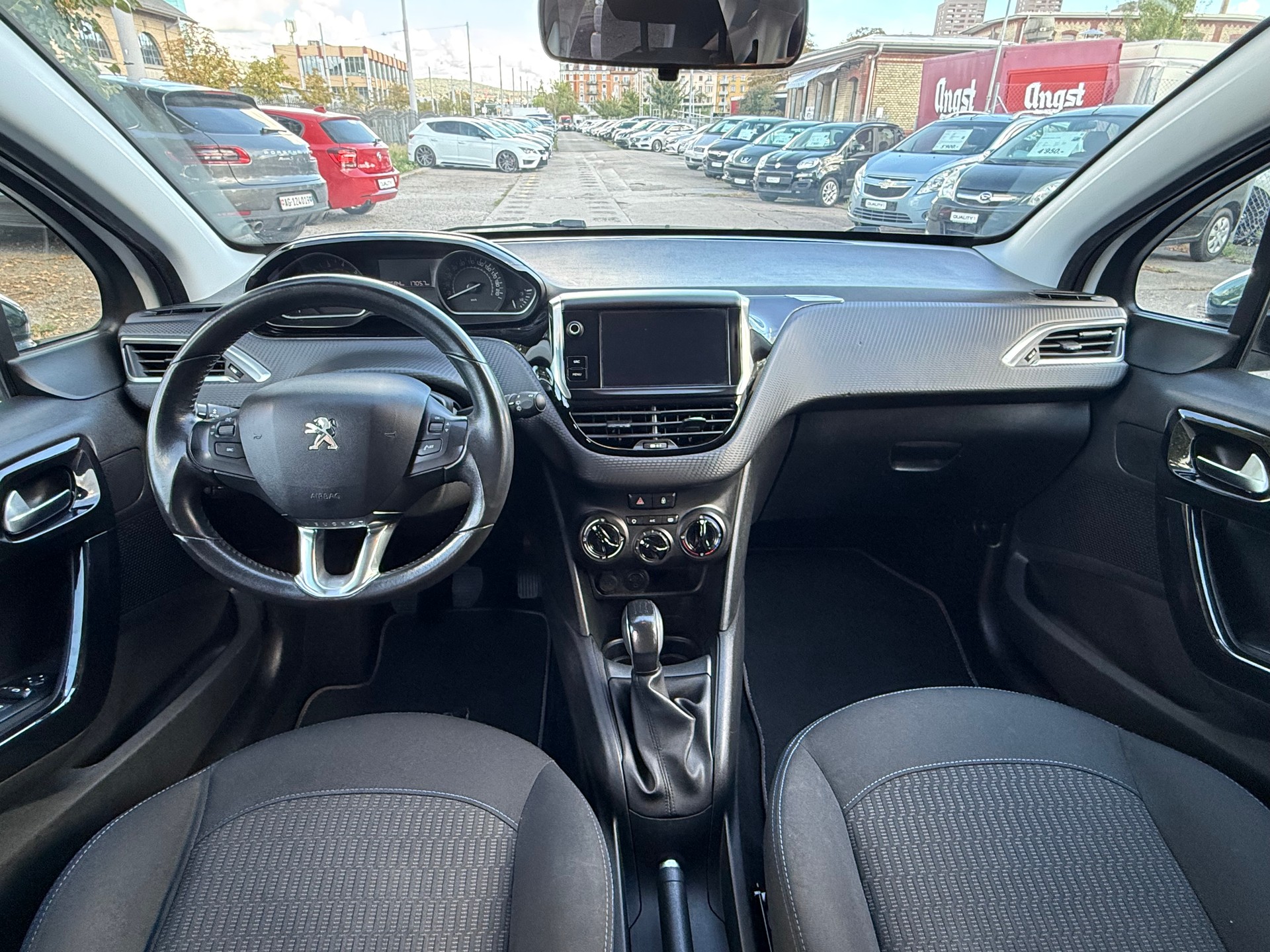 PEUGEOT 208 1.2 PureTech Style-image-9