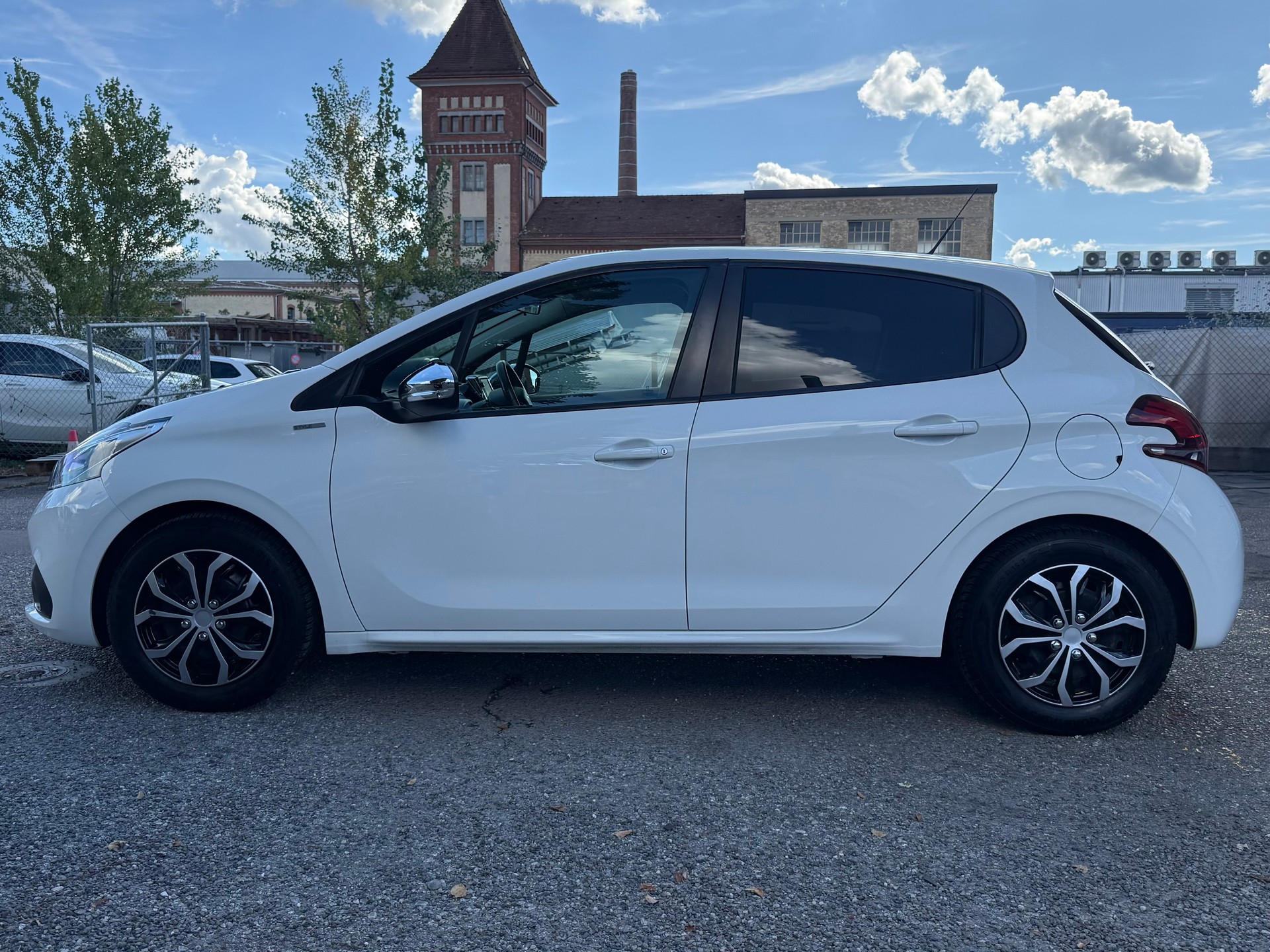 PEUGEOT 208 1.2 PureTech Style-image-4
