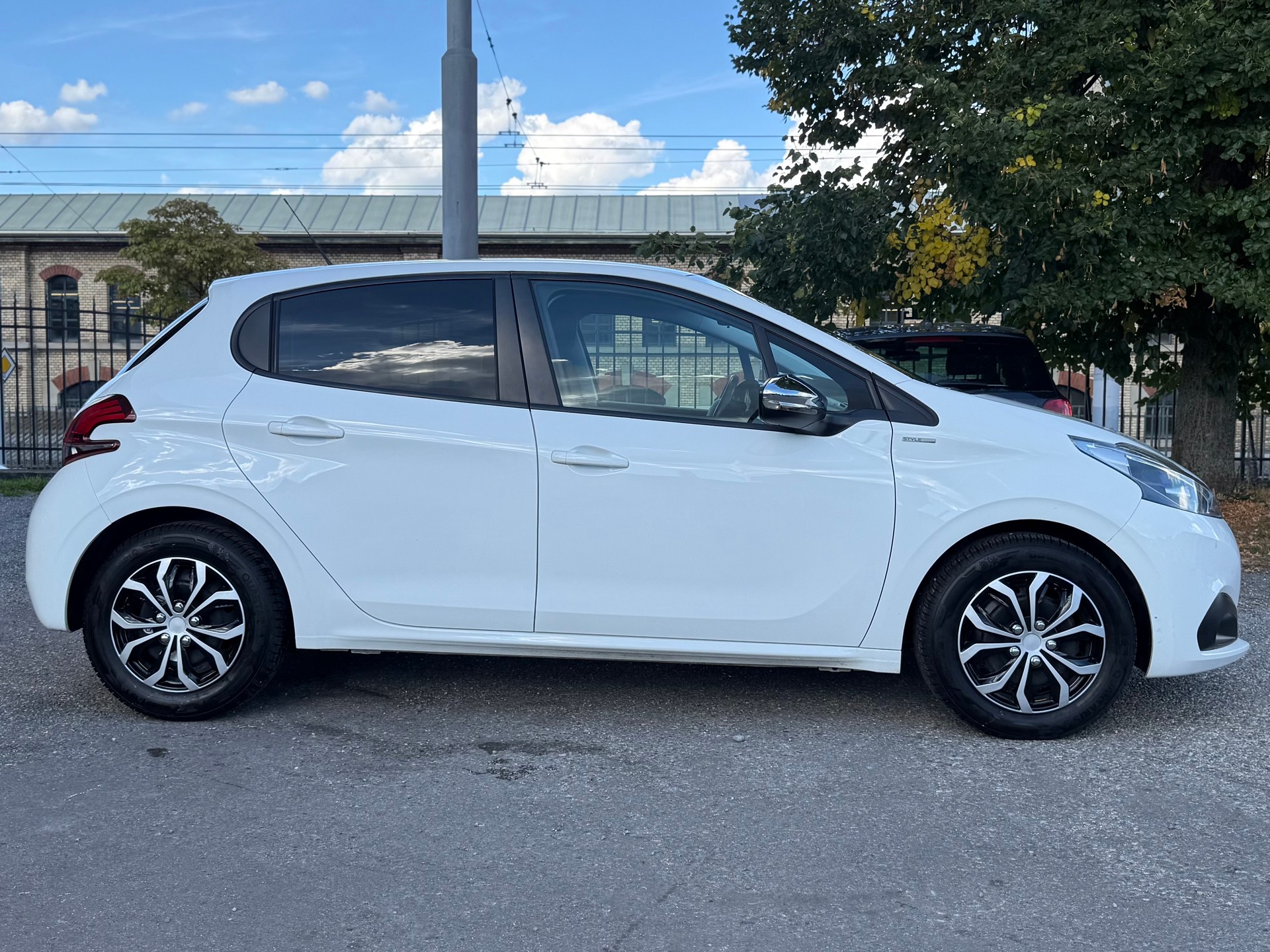PEUGEOT 208 1.2 PureTech Style-image-3