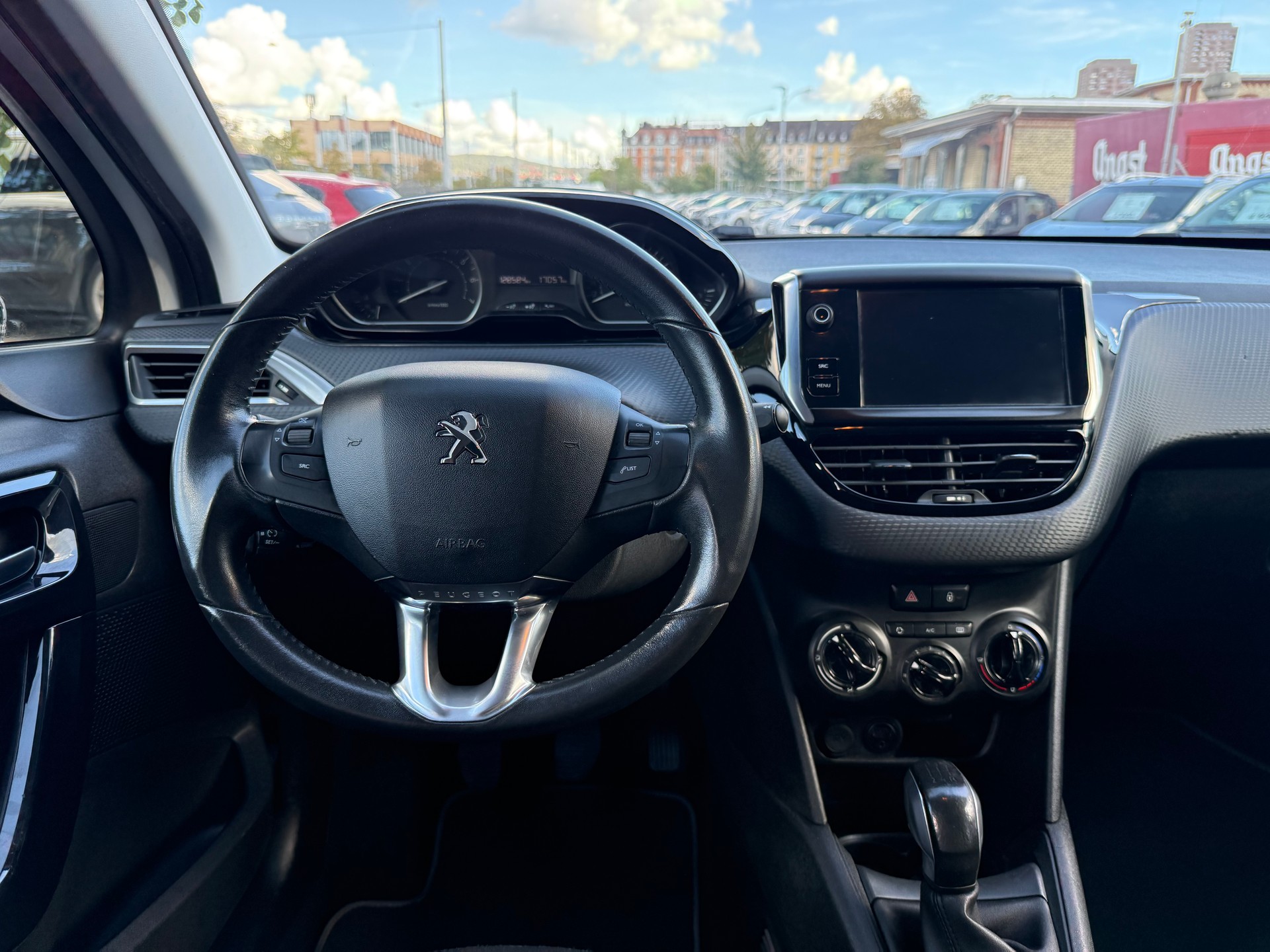 PEUGEOT 208 1.2 PureTech Style-image-10