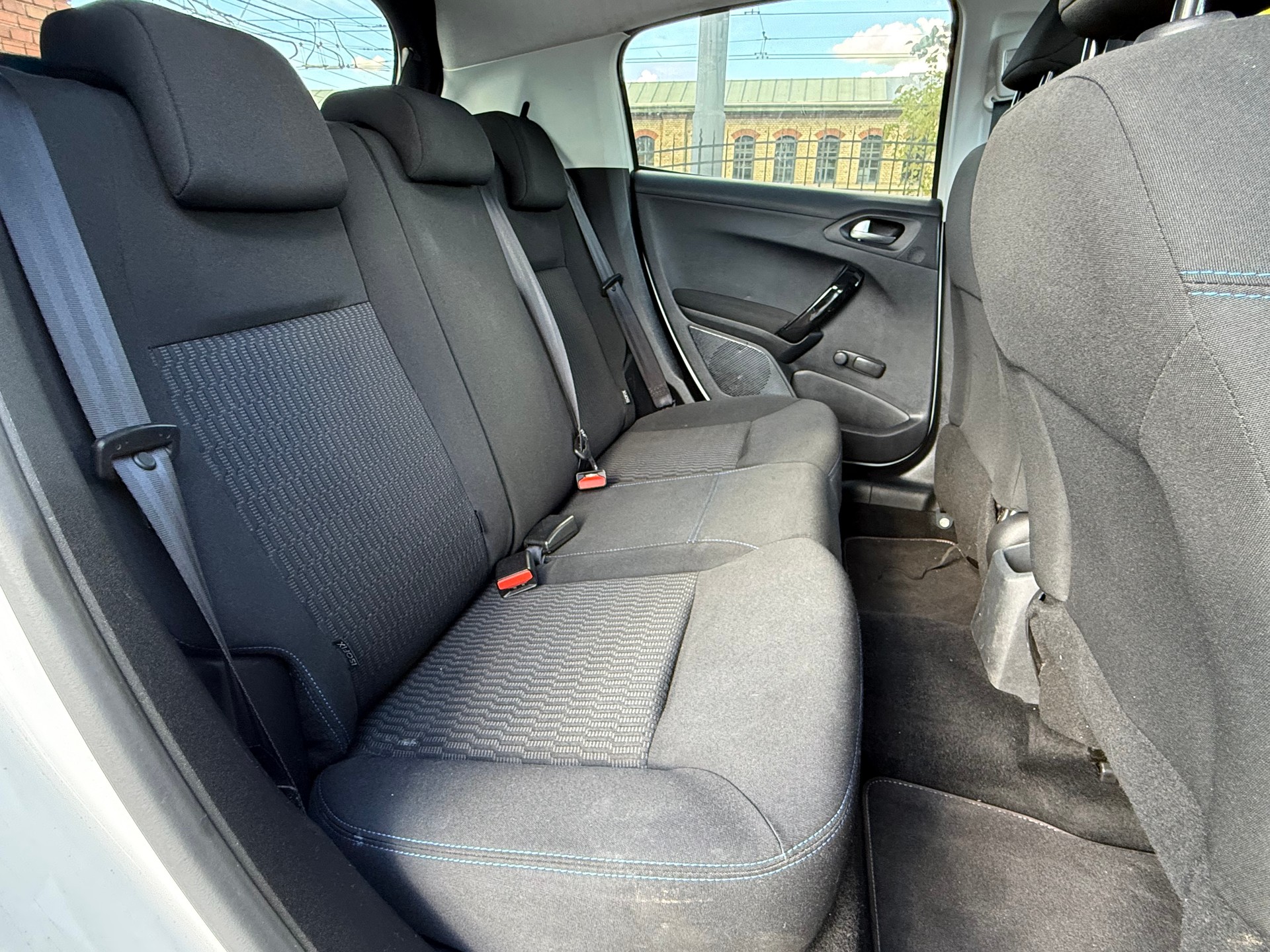 PEUGEOT 208 1.2 PureTech Style-image-14