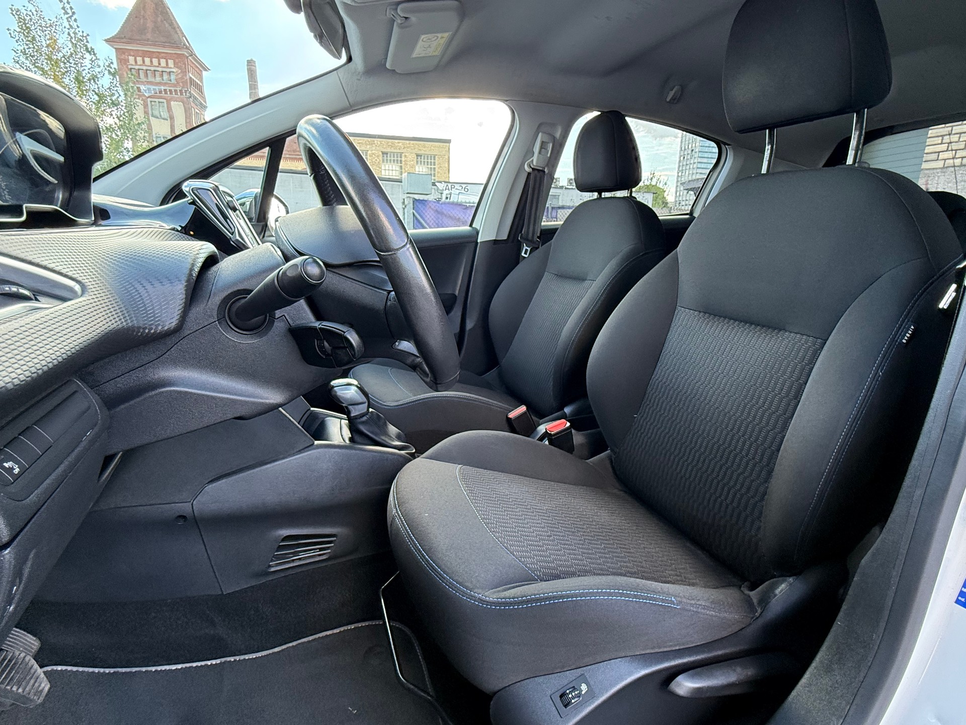 PEUGEOT 208 1.2 PureTech Style-image-11