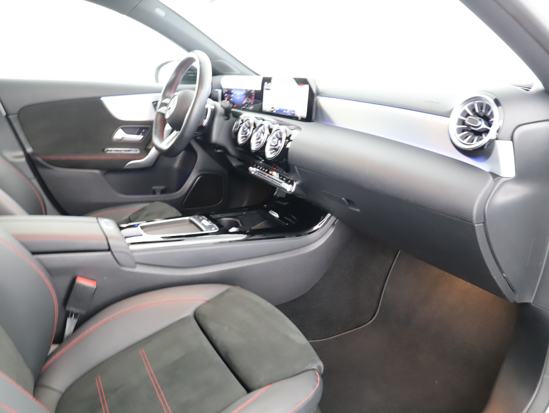 MERCEDES-BENZ A 250 4Matic 8G-DCT-image-9