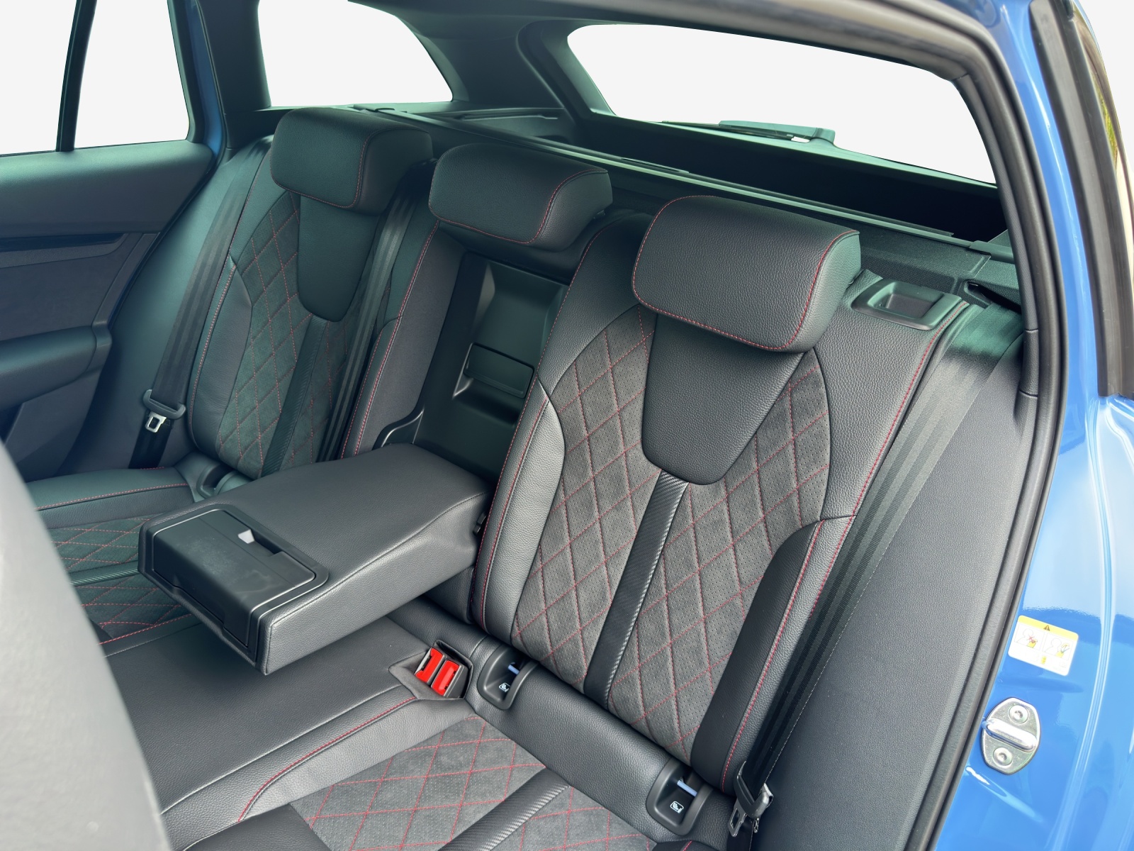 SKODA Octavia Combi 2.0 TSI DSG RS 30 Years Edition-image-11
