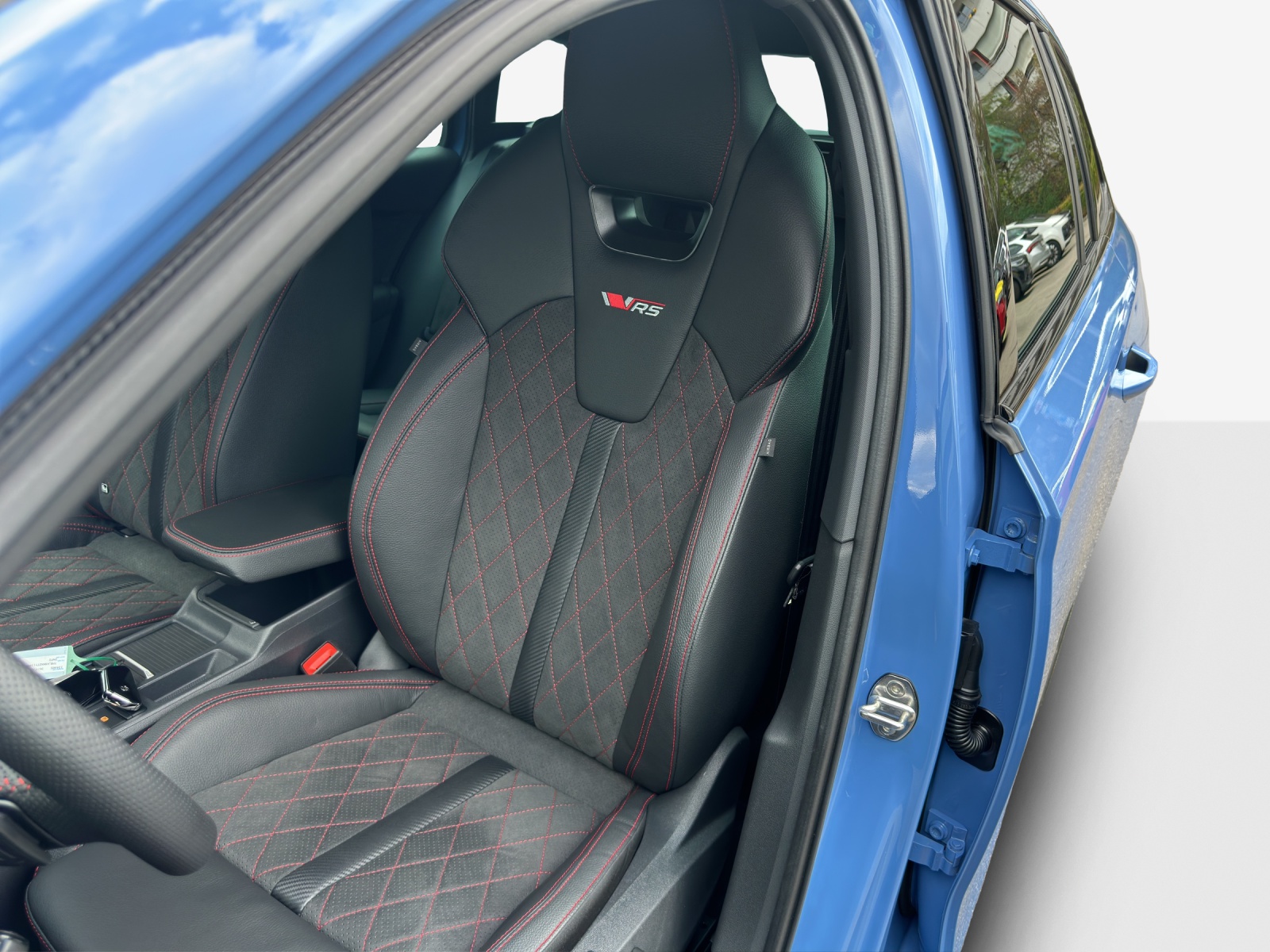 SKODA Octavia Combi 2.0 TSI DSG RS 30 Years Edition-image-7