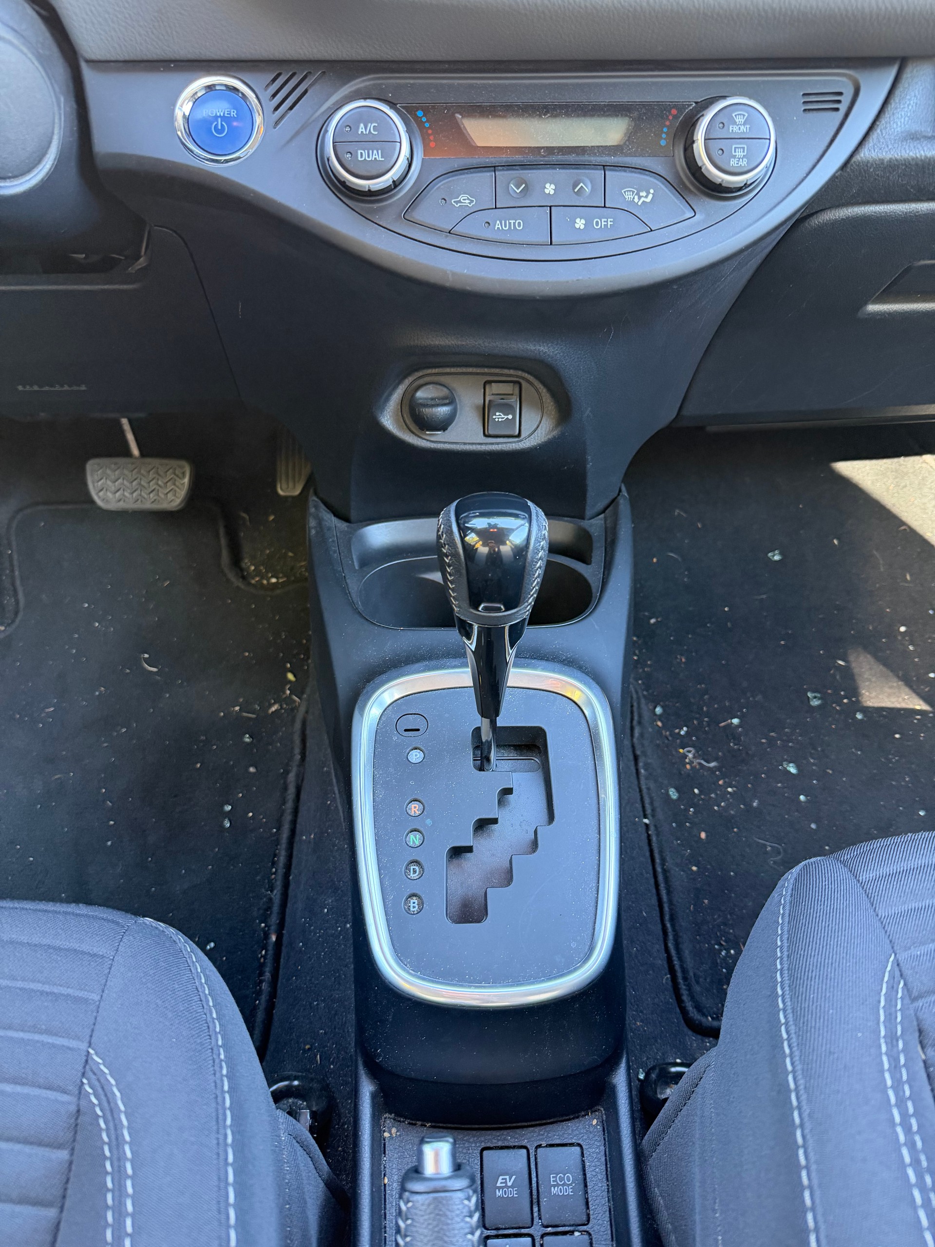 TOYOTA Yaris 1.5 VVT-i Hybrid Comfort e-CVT-image-12
