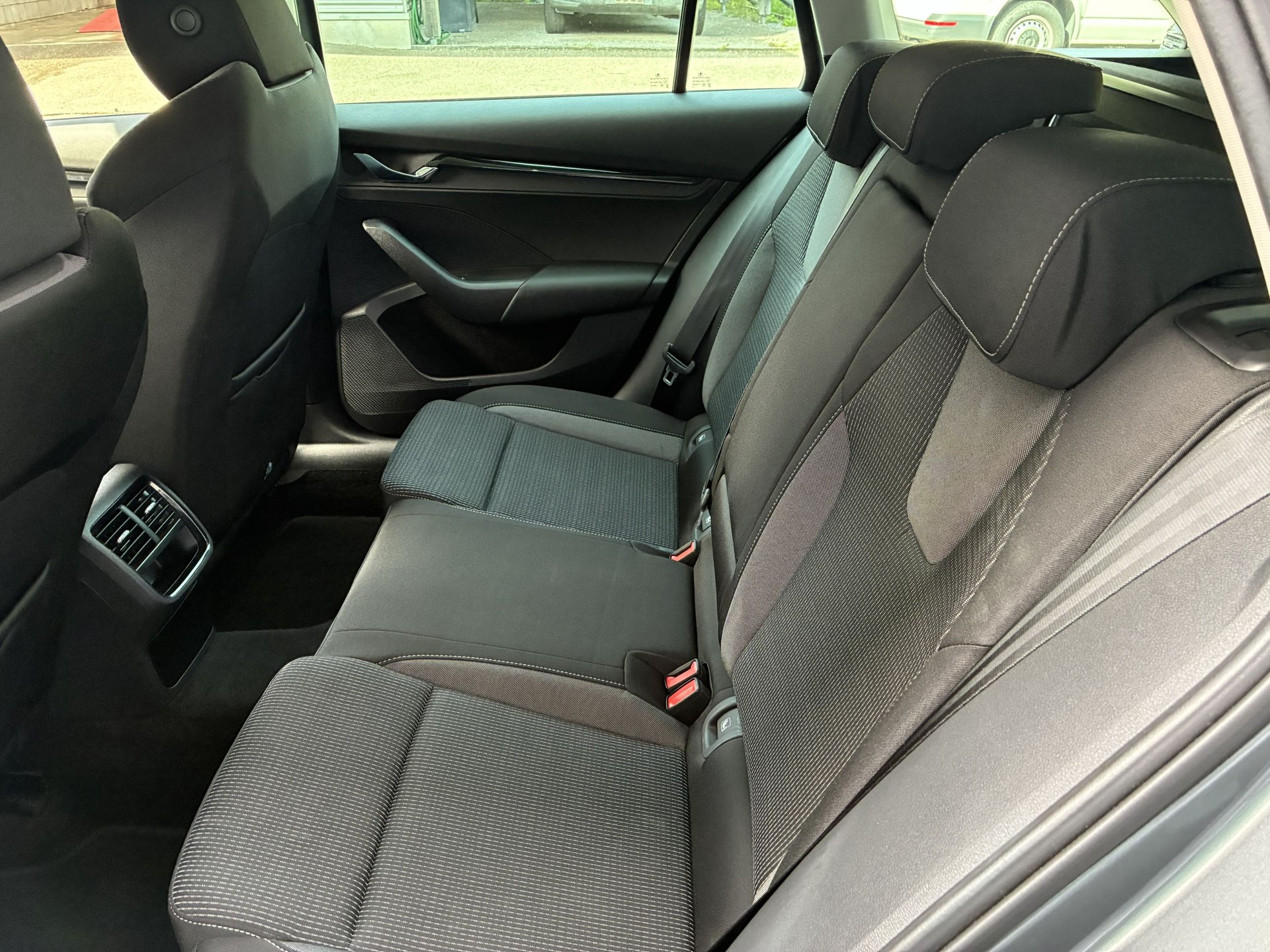SKODA Octavia Combi 2.0 TDI DSG Ambition 4x4-image-9