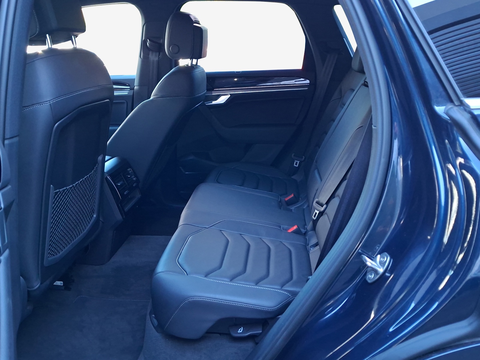 VW Touareg 3.0 TDI R-Line Tiptronic-image-11