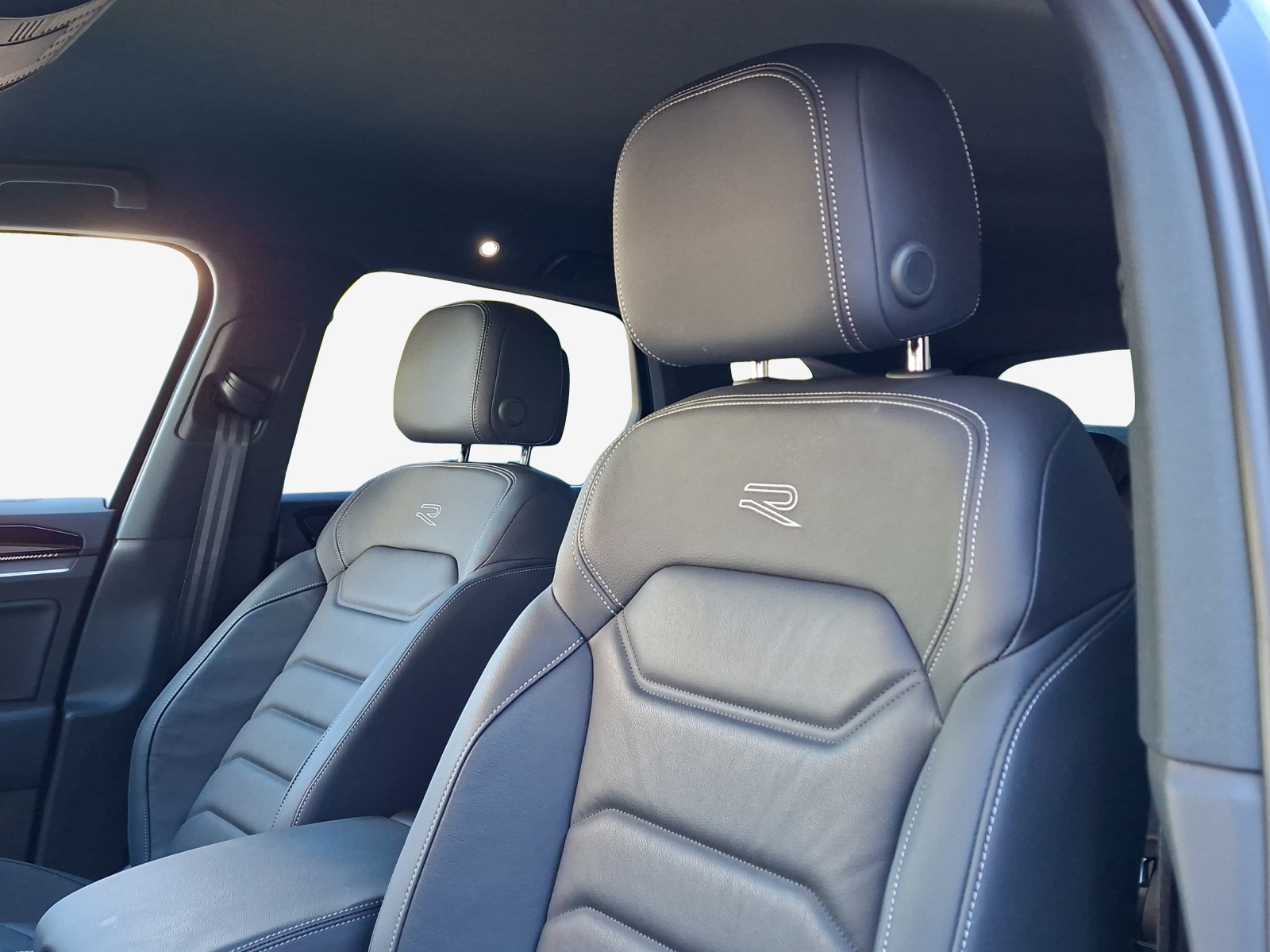 VW Touareg 3.0 TDI R-Line Tiptronic-image-14