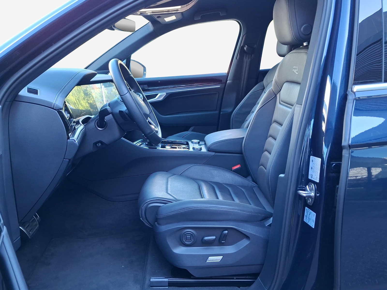 VW Touareg 3.0 TDI R-Line Tiptronic-image-7