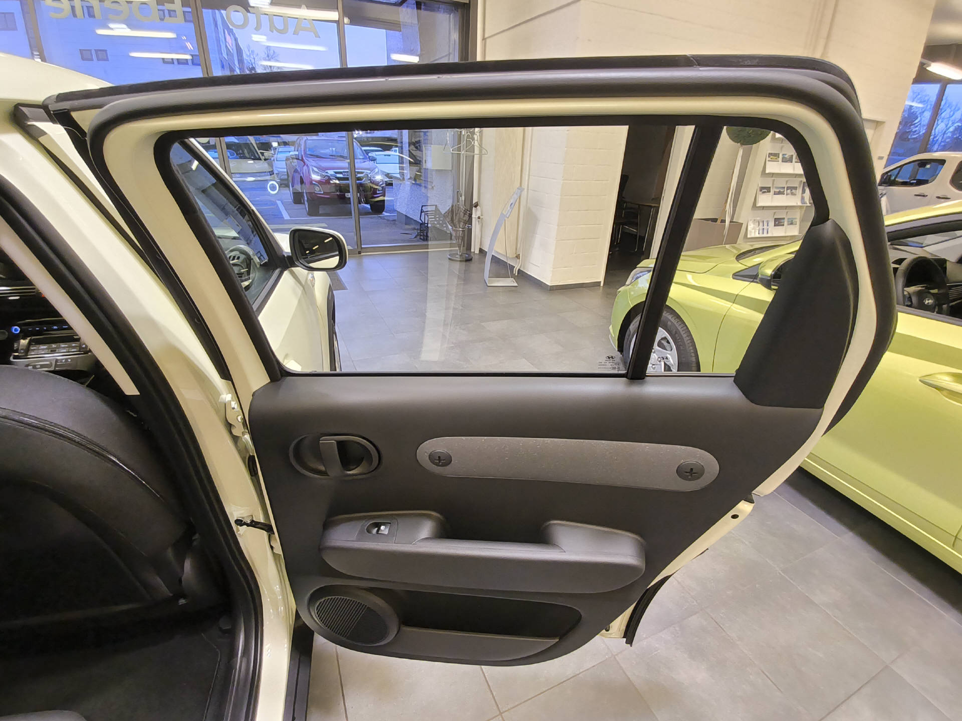 HYUNDAI Inster 49 kWh Electric Origo-image-18