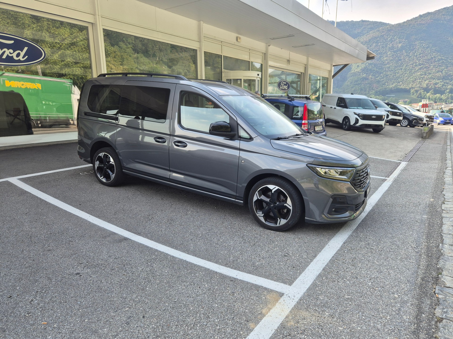 FORD Grand Tourneo Connect 2.0 EcoBlue Active-image-2