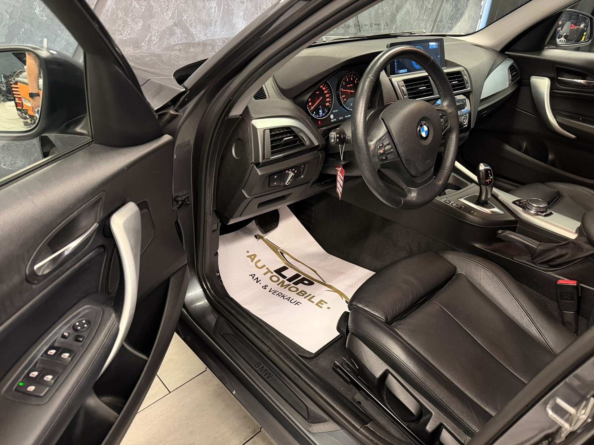 BMW 118i Steptronic Facelift-image-11