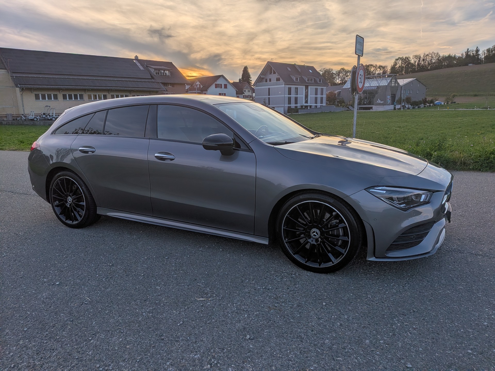MERCEDES-BENZ CLA Shooting Brake 250 4Matic 7G-DCT AMG Line-image-3