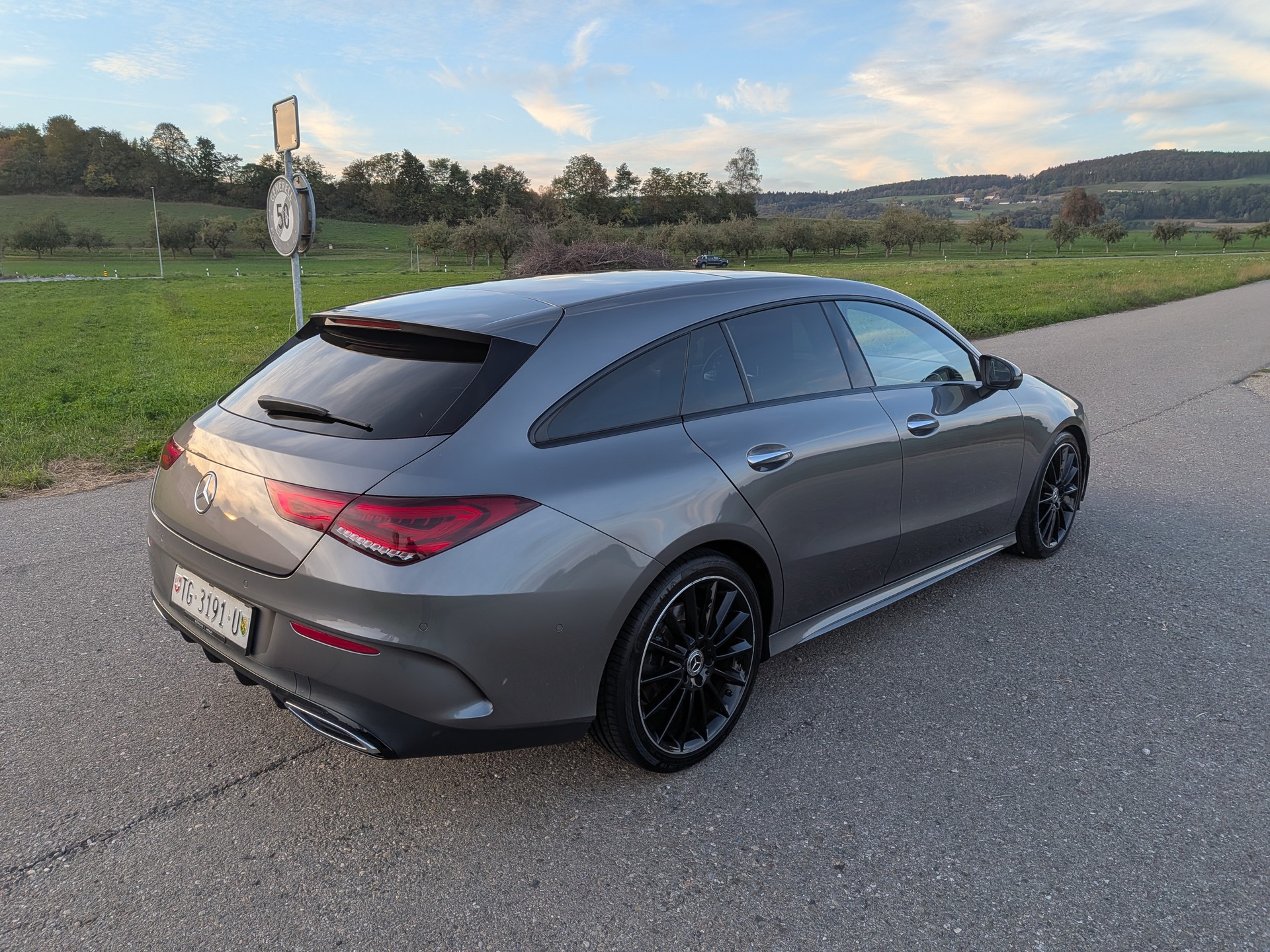 MERCEDES-BENZ CLA Shooting Brake 250 4Matic 7G-DCT AMG Line-image-10