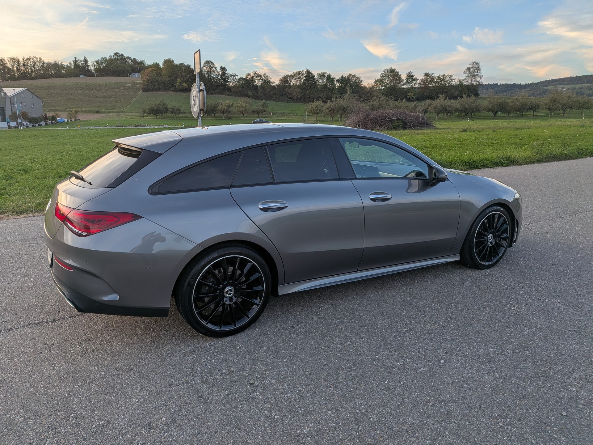MERCEDES-BENZ CLA Shooting Brake 250 4Matic 7G-DCT AMG Line-image-8