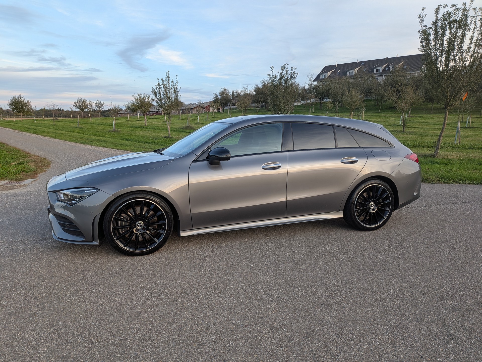MERCEDES-BENZ CLA Shooting Brake 250 4Matic 7G-DCT AMG Line-image-2