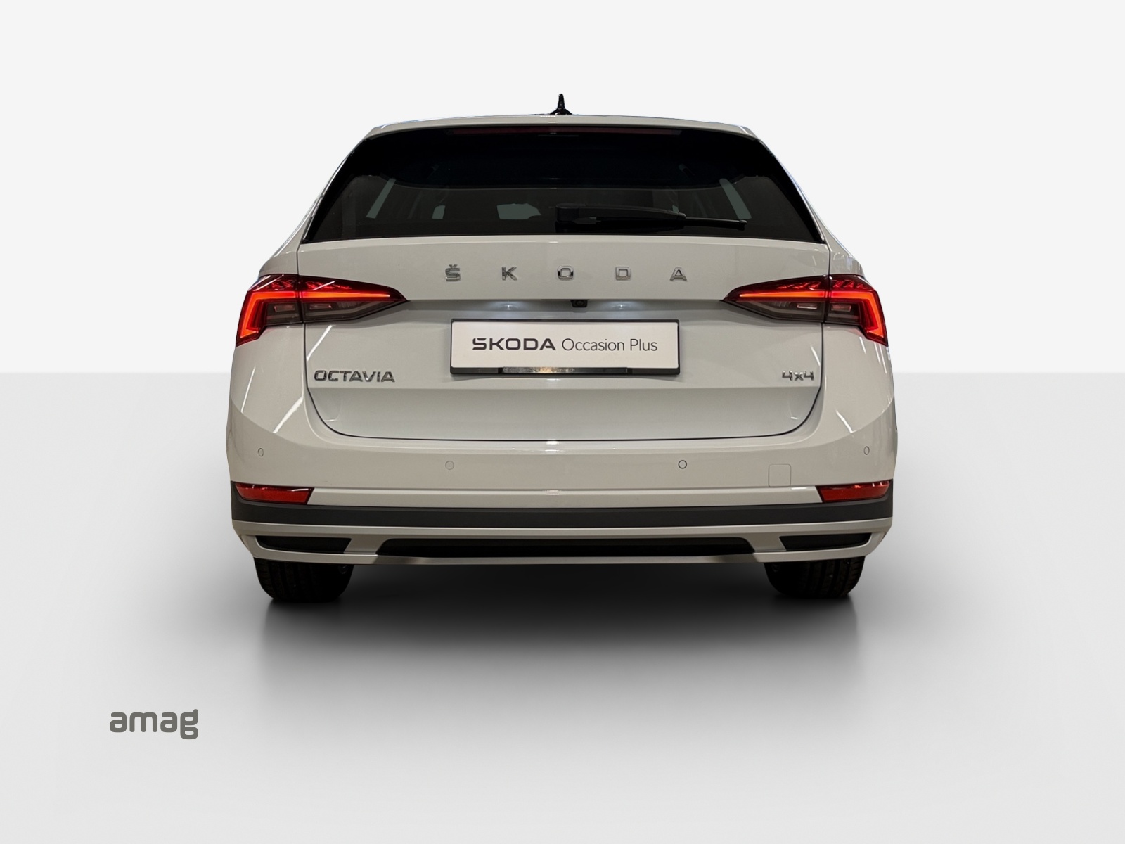 SKODA Octavia Combi 2.0 TDI DSG Scout 4x4-showroom-element-3